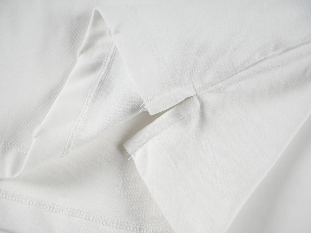 🅿️200 (with carrying case ➕5) CD 2024 new model No. 47 printed patch sleeve T-shirt Official website price: 22000 ￥ (1702T white) The fabric is made of [10s cotton slub plain weave], [gram weight 310g], Purchased a three-color Y version [custom-dyed bulk fabric color], the front panel was made with [eight-claw machine screen glue printing + digital direct injection and dot color integration], the sleeves [flat machine splicing cotton flat machine collar inter-color ribbing], the hem [special machine herringbone car stickers CD logo woven mark], all the hem and cuffs [special machine hand-picked toe-turning technology], and the ready-made clothes were made [hand-made frayed and distressed washing technology]. Size: XS S M L