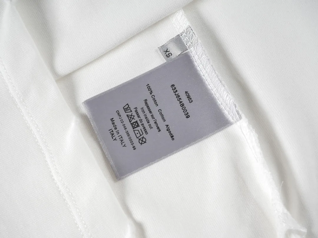 🅿️200 (with carrying case ➕5) CD 2024 new model No. 47 printed patch sleeve T-shirt Official website price: 22000 ￥ (1702T white) The fabric is made of [10s cotton slub plain weave], [gram weight 310g], Purchased a three-color Y version [custom-dyed bulk fabric color], the front panel was made with [eight-claw machine screen glue printing + digital direct injection and dot color integration], the sleeves [flat machine splicing cotton flat machine collar inter-color ribbing], the hem [special machine herringbone car stickers CD logo woven mark], all the hem and cuffs [special machine hand-picked toe-turning technology], and the ready-made clothes were made [hand-made frayed and distressed washing technology]. Size: XS S M L