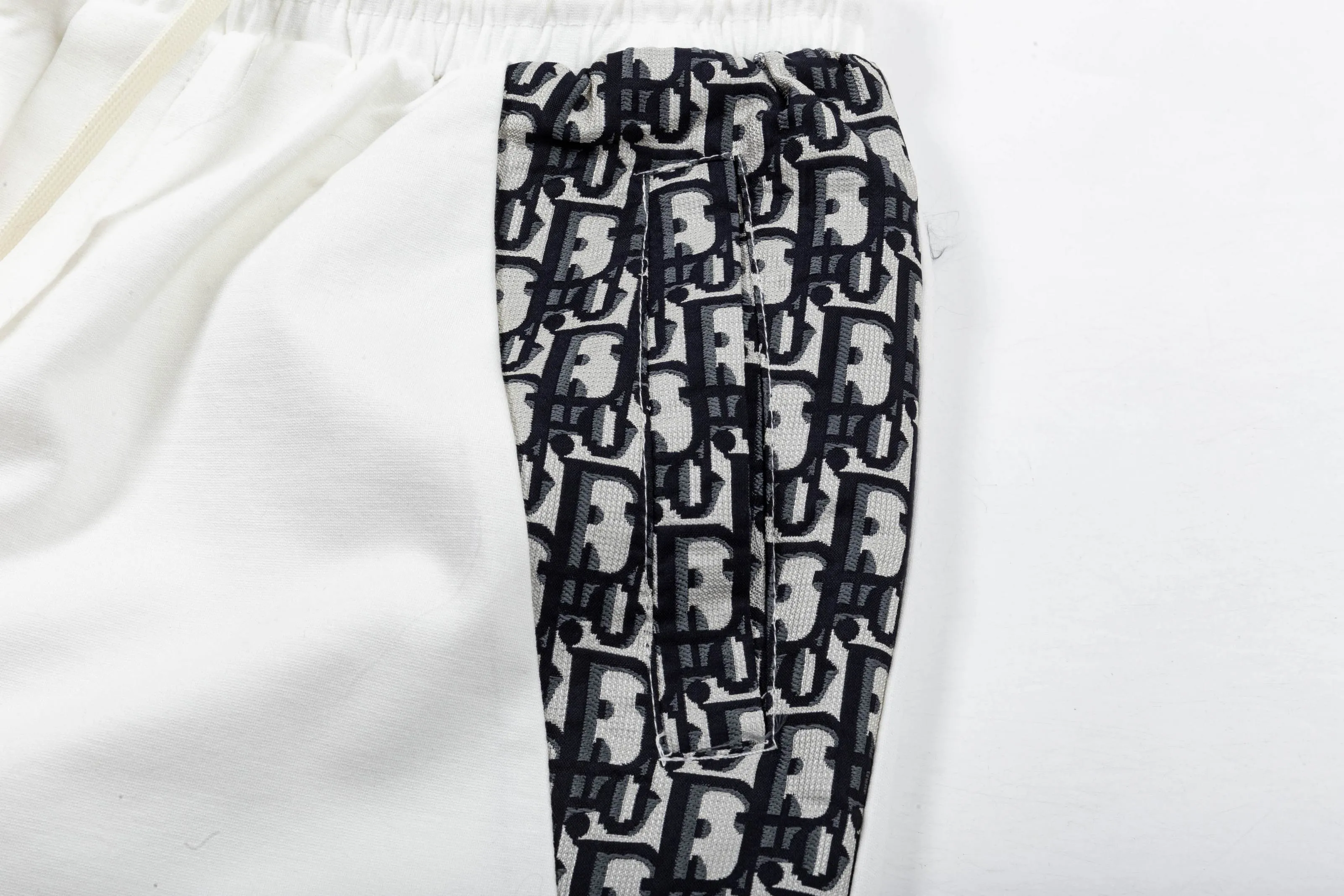 🅿️190 2025 Dior Dior new knitted shorts, customized fabric, knitted technology printed logo. The version is tight and three-dimensional, with straight stripe splicing. The customized trouser cord hardware has strong texture and smoothness. The upper body is comfortable and breathable. The concave and convex three-dimensional sense makes it a fashionable and casual outfit. Color: White-Black Size: M-4XL