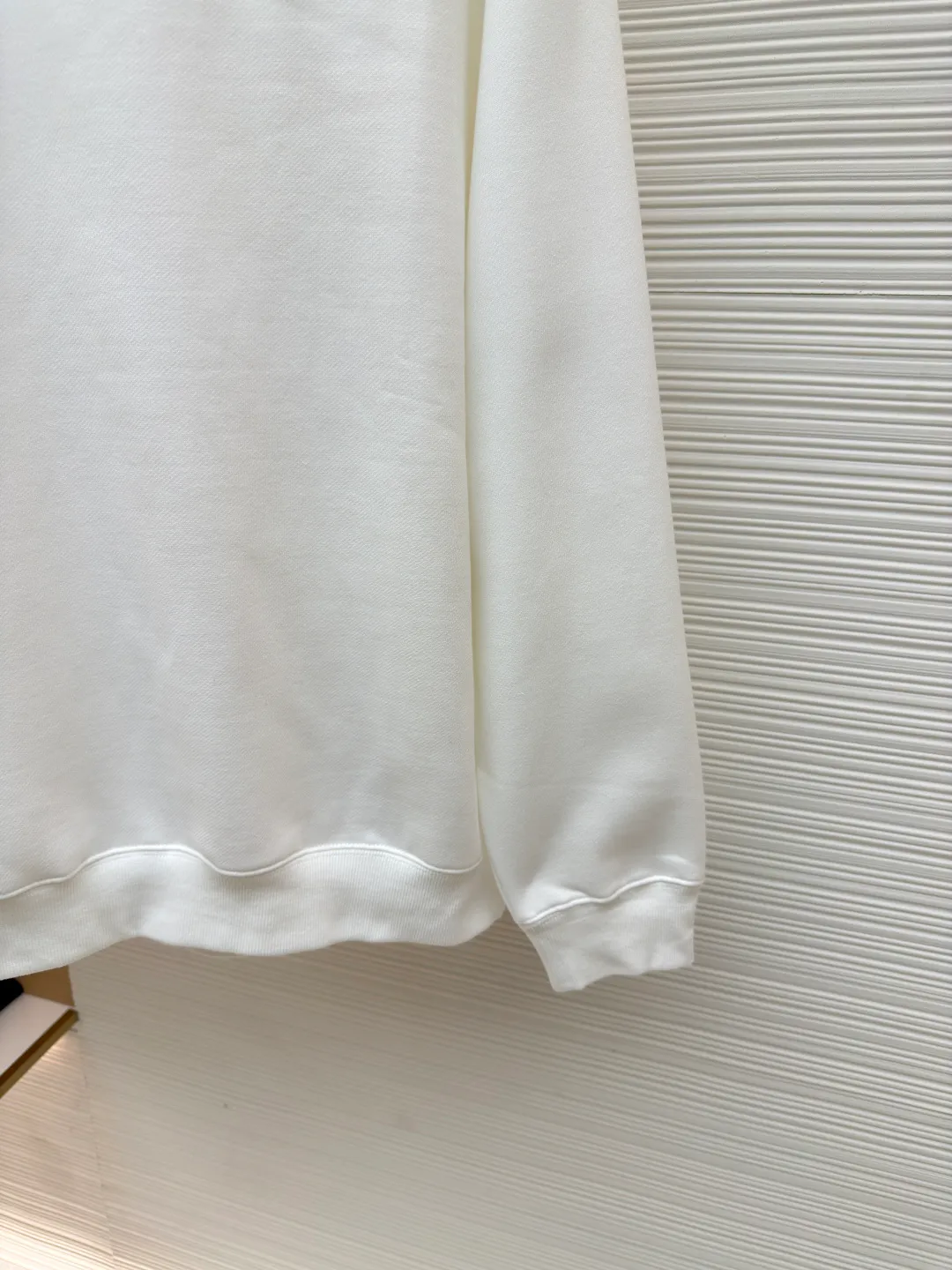 DIOR logo embroidered long-sleeved sweatshirt ●Authentic product: 6400 purchased and developed ●Item number: 1680339-A65 ●Fabric: pure cotton fabric ●Technology: embroidery production ●Version: loose fit ●Weight: about 535 grams ●Size: S-M-L-XL ●Description: Made of customized cotton fabric, with classic high-density logo embroidery on the chest and velvet design on the inside. It can be matched with bottoms of the same season to create a fashionable look. It can be worn inside or outside to suit various occasions. Customized accessories, complete with three labels, same style for men and women!