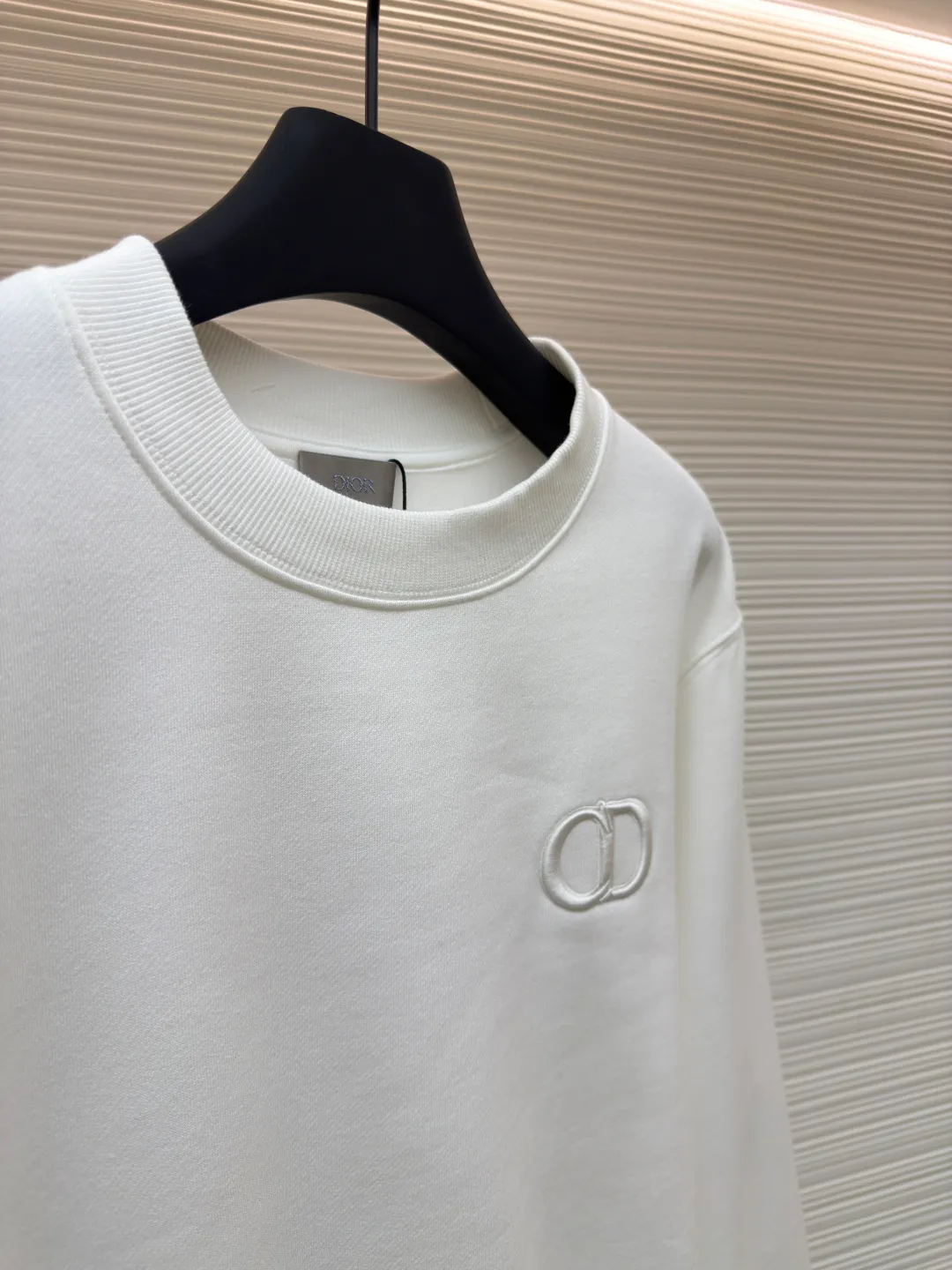 DIOR logo embroidered long-sleeved sweatshirt ●Authentic product: 6400 purchased and developed ●Item number: 1680339-A65 ●Fabric: pure cotton fabric ●Technology: embroidery production ●Version: loose fit ●Weight: about 535 grams ●Size: S-M-L-XL ●Description: Made of customized cotton fabric, with classic high-density logo embroidery on the chest and velvet design on the inside. It can be matched with bottoms of the same season to create a fashionable look. It can be worn inside or outside to suit various occasions. Customized accessories, complete with three labels, same style for men and women!