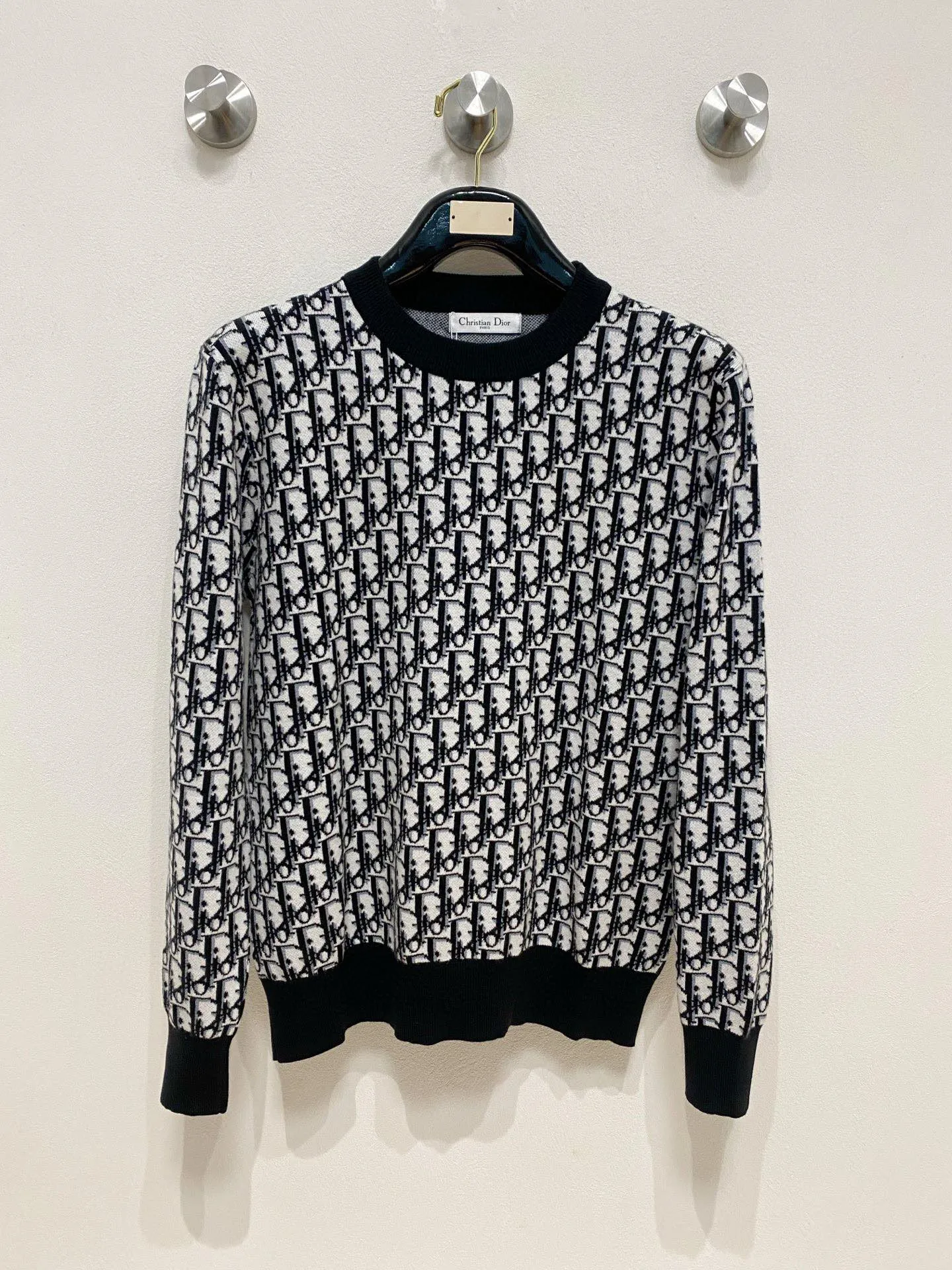 🅿️440 DIOR Dior】Autumn and winter classic lapel sweater, in full condition! ! ! Wool blended fabric, the latest model in 2025, golden ratio! ! Slim-fitting soft gold, versatile and practical item, the combination and practicality are extremely powerful, simple and elegant, and classy! To create your own style, it is highly recommended to buy it in two colors. The standard slim fit tailoring process is suitable for both young and old men. It is knitted from wool and will not cause any discomfort! While keeping warm, it is stylish, textured and wearable, and the classic logo with contrasting colors on the chest feels in place! ! Recommended for regular customers! ! Size M-3XL (maximum wear: 190 pounds)