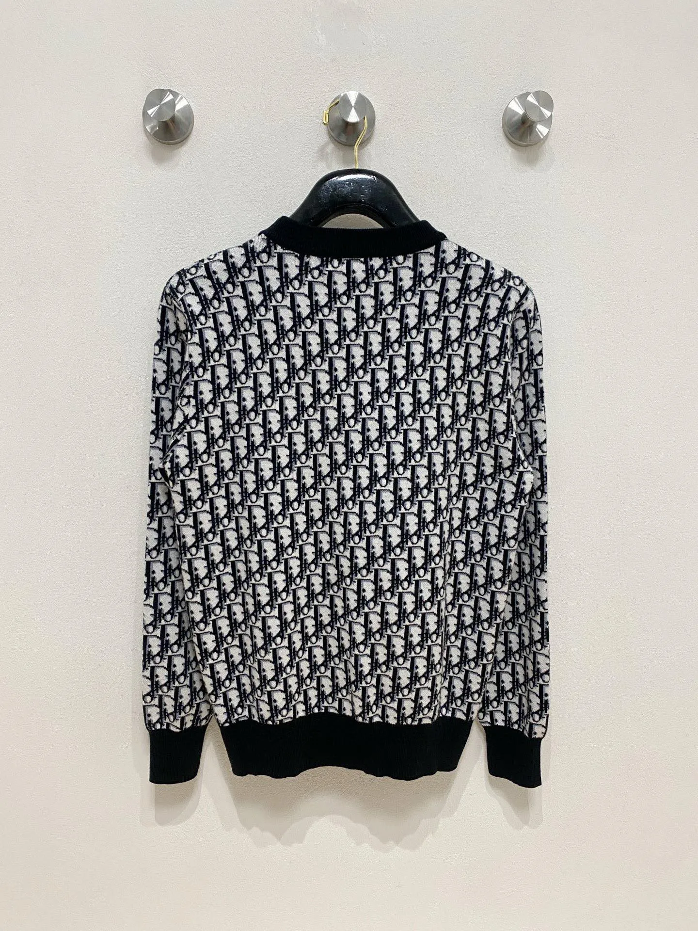 🅿️440 DIOR Dior】Autumn and winter classic lapel sweater, in full condition! ! ! Wool blended fabric, the latest model in 2025, golden ratio! ! Slim-fitting soft gold, versatile and practical item, the combination and practicality are extremely powerful, simple and elegant, and classy! To create your own style, it is highly recommended to buy it in two colors. The standard slim fit tailoring process is suitable for both young and old men. It is knitted from wool and will not cause any discomfort! While keeping warm, it is stylish, textured and wearable, and the classic logo with contrasting colors on the chest feels in place! ! Recommended for regular customers! ! Size M-3XL (maximum wear: 190 pounds)