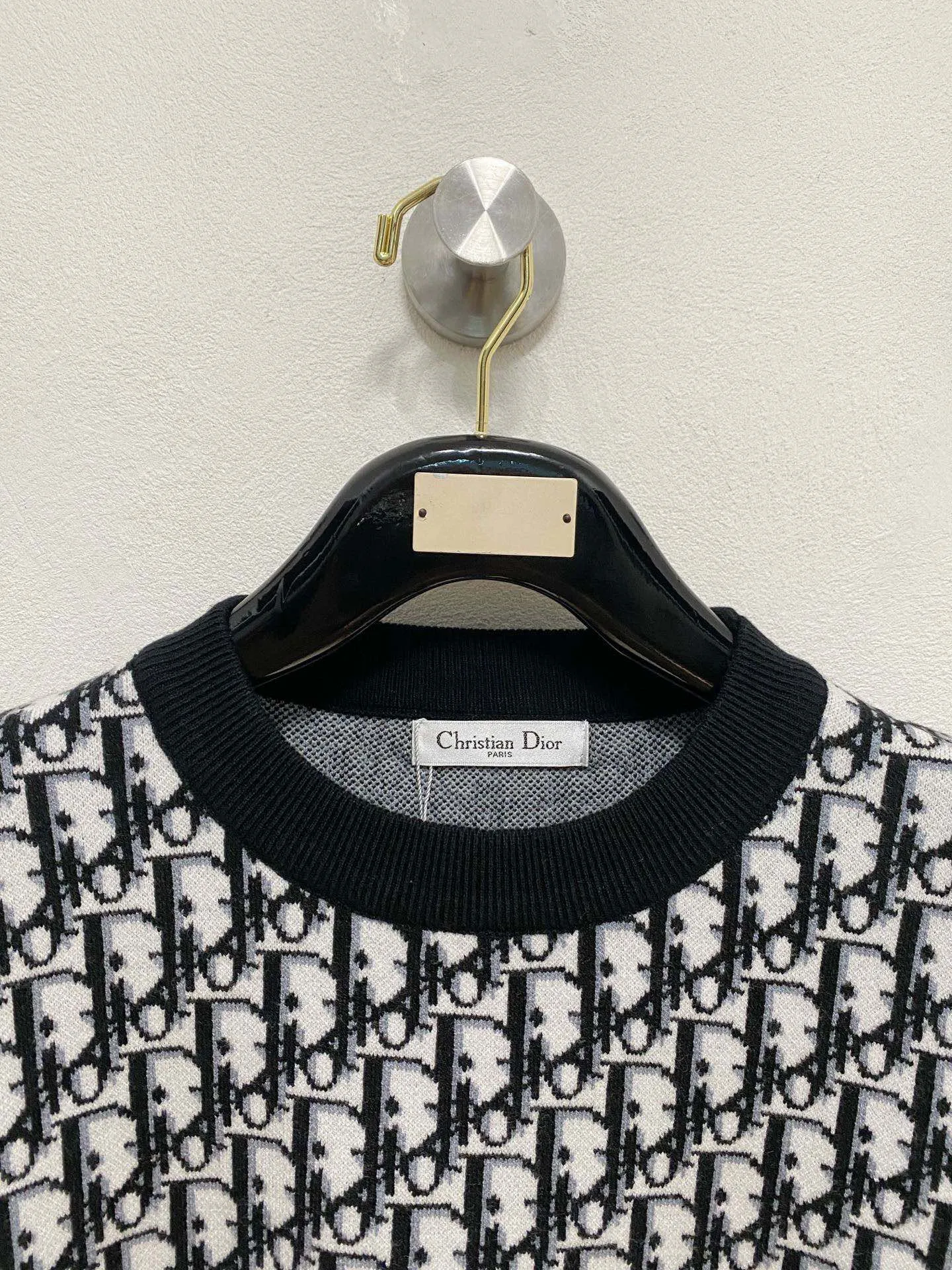 🅿️440 DIOR Dior】Autumn and winter classic lapel sweater, in full condition! ! ! Wool blended fabric, the latest model in 2025, golden ratio! ! Slim-fitting soft gold, versatile and practical item, the combination and practicality are extremely powerful, simple and elegant, and classy! To create your own style, it is highly recommended to buy it in two colors. The standard slim fit tailoring process is suitable for both young and old men. It is knitted from wool and will not cause any discomfort! While keeping warm, it is stylish, textured and wearable, and the classic logo with contrasting colors on the chest feels in place! ! Recommended for regular customers! ! Size M-3XL (maximum wear: 190 pounds)