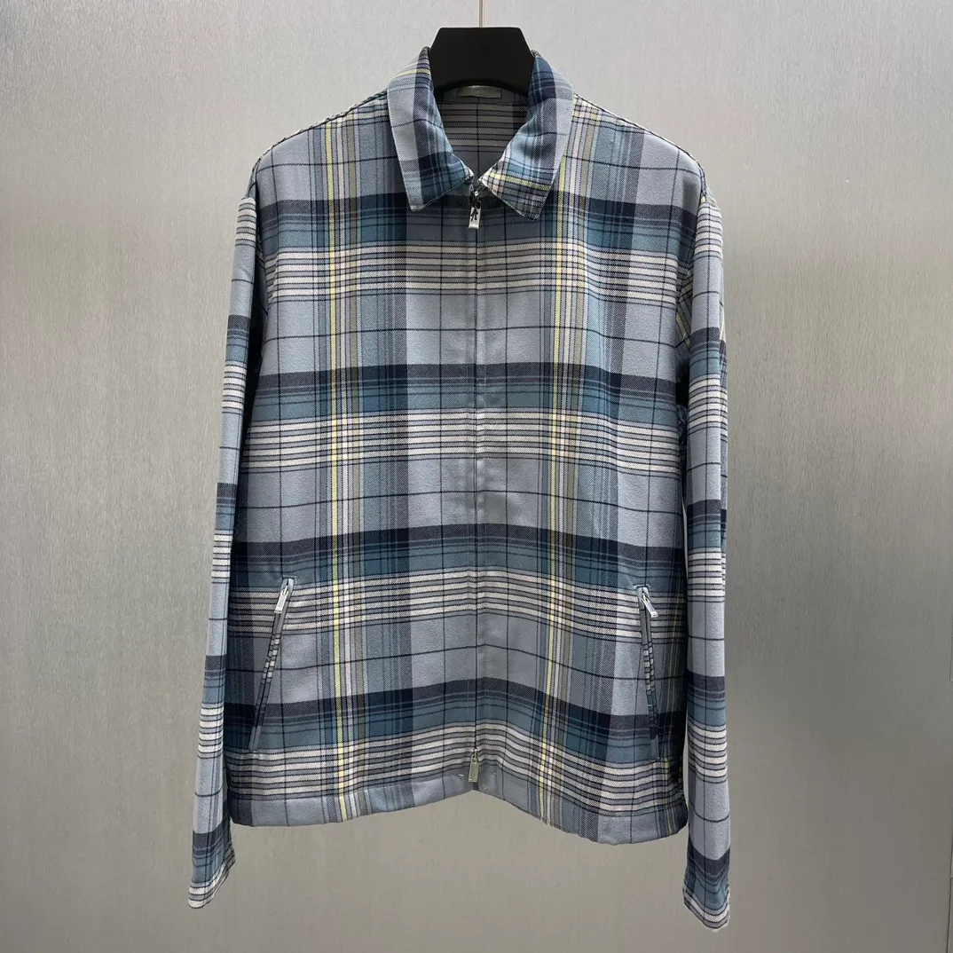 🅿️610 🧧CD Gray plaid zipper shirt Size: S-XL This shirt reinterprets a classic design to create a fashionable and modern look. Crafted from gray sheepskin with a plaid pattern, it features a front zip closure, side zip pockets and an elasticated waist at the back. Interior lining decorated with striped pattern. Easily paired with jeans for a trendy look.