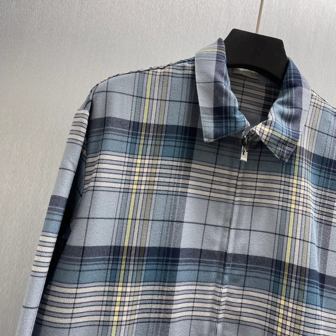 🅿️610 🧧CD Gray plaid zipper shirt Size: S-XL This shirt reinterprets a classic design to create a fashionable and modern look. Crafted from gray sheepskin with a plaid pattern, it features a front zip closure, side zip pockets and an elasticated waist at the back. Interior lining decorated with striped pattern. Easily paired with jeans for a trendy look.