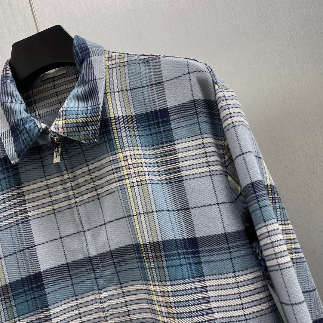 🅿️610 🧧CD Gray plaid zipper shirt Size: S-XL This shirt reinterprets a classic design to create a fashionable and modern look. Crafted from gray sheepskin with a plaid pattern, it features a front zip closure, side zip pockets and an elasticated waist at the back. Interior lining decorated with striped pattern. Easily paired with jeans for a trendy look.
