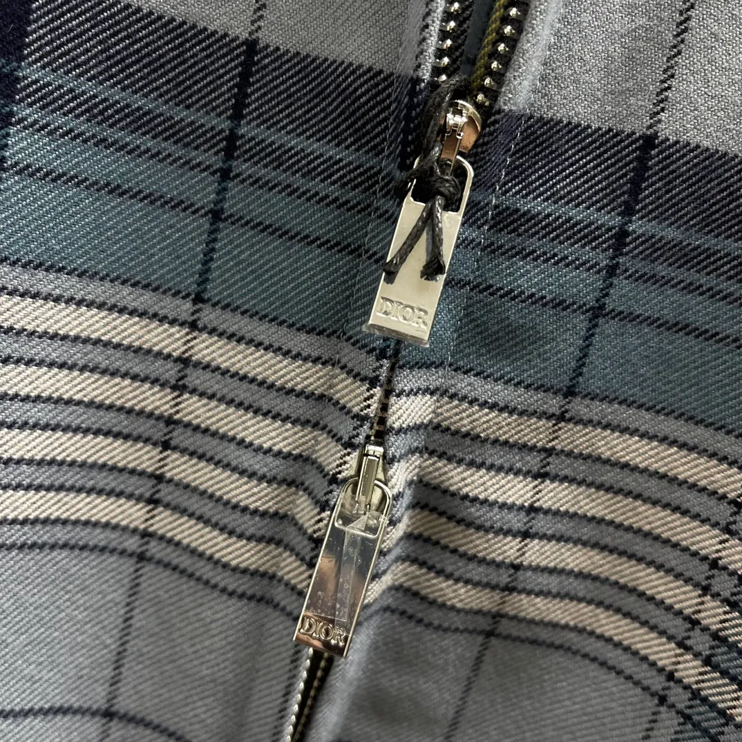🅿️610 🧧CD Gray plaid zipper shirt Size: S-XL This shirt reinterprets a classic design to create a fashionable and modern look. Crafted from gray sheepskin with a plaid pattern, it features a front zip closure, side zip pockets and an elasticated waist at the back. Interior lining decorated with striped pattern. Easily paired with jeans for a trendy look.