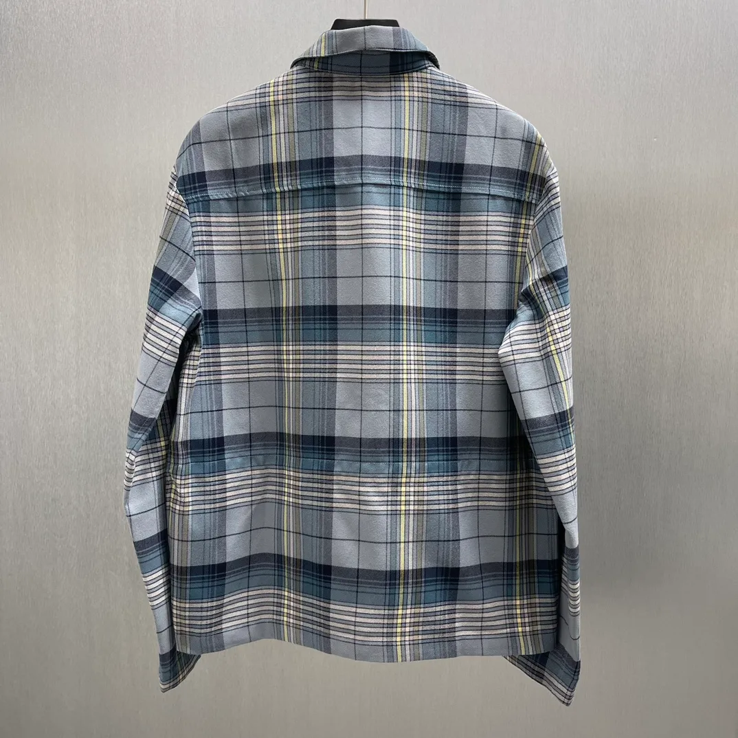🅿️610 🧧CD Gray plaid zipper shirt Size: S-XL This shirt reinterprets a classic design to create a fashionable and modern look. Crafted from gray sheepskin with a plaid pattern, it features a front zip closure, side zip pockets and an elasticated waist at the back. Interior lining decorated with striped pattern. Easily paired with jeans for a trendy look.