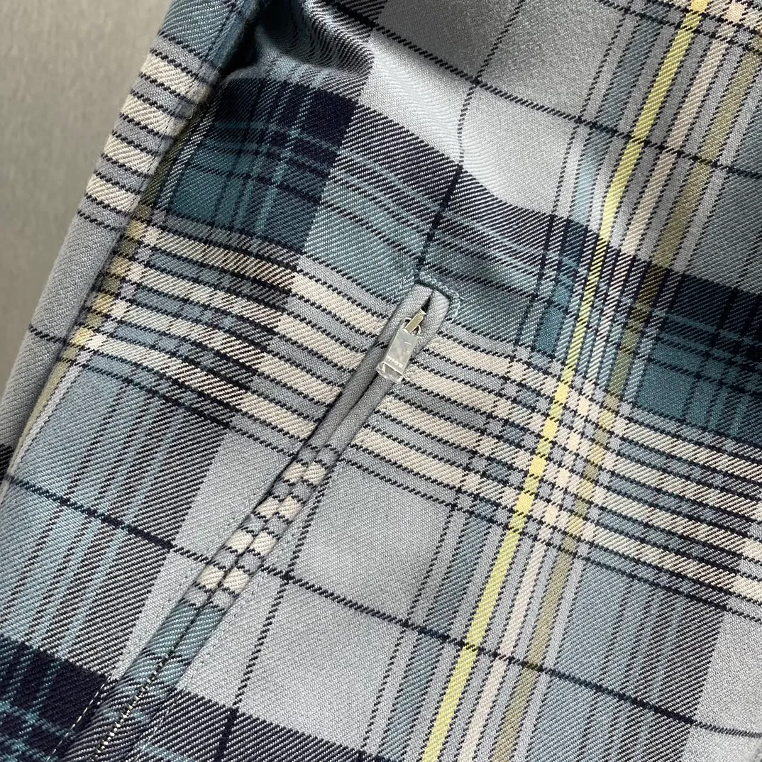 🅿️610 🧧CD Gray plaid zipper shirt Size: S-XL This shirt reinterprets a classic design to create a fashionable and modern look. Crafted from gray sheepskin with a plaid pattern, it features a front zip closure, side zip pockets and an elasticated waist at the back. Interior lining decorated with striped pattern. Easily paired with jeans for a trendy look.