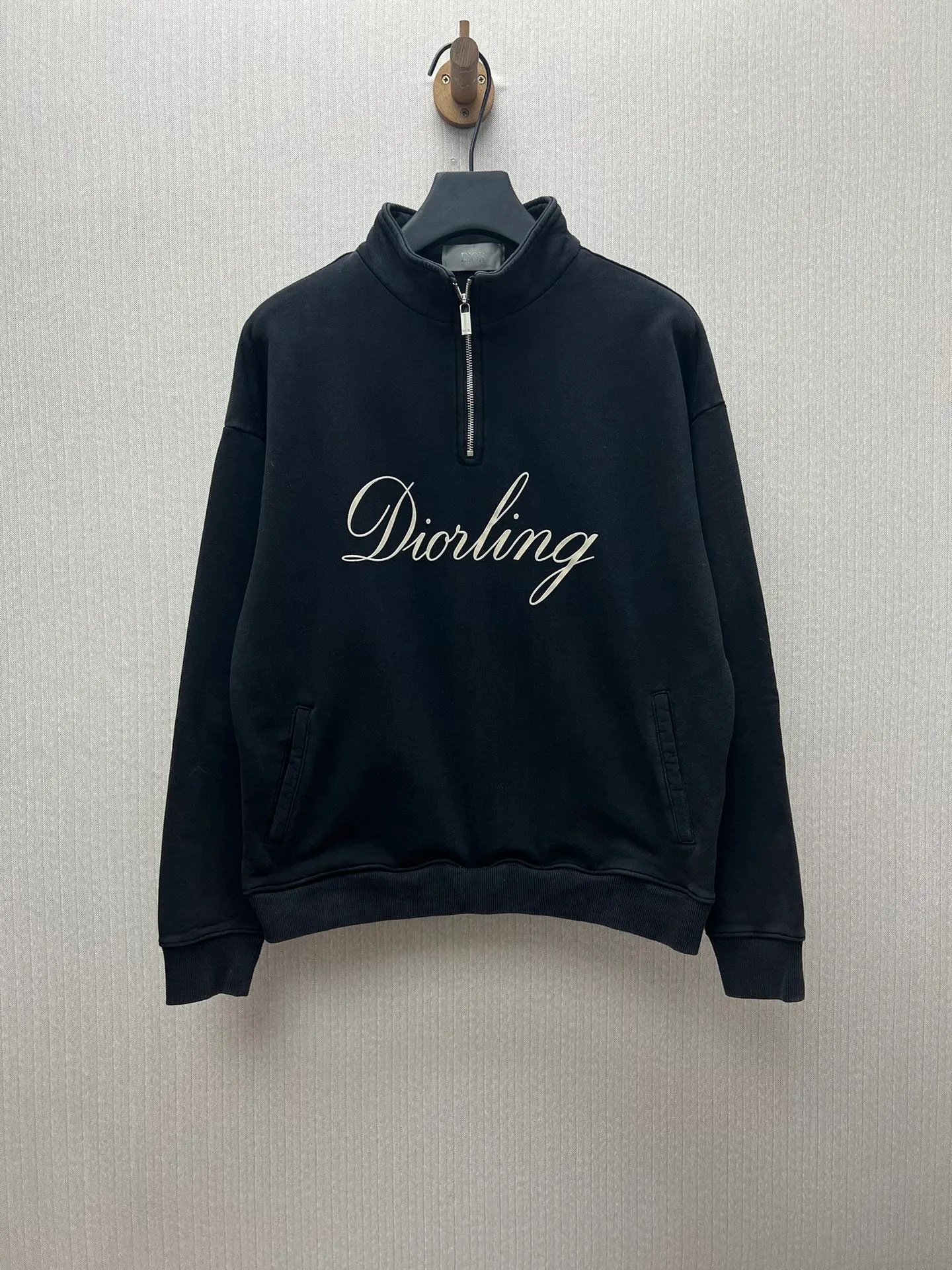 🅿️420 Dior 25ss new zipper collar sweatshirt is a new product of the 2025 winter men's wear series. It is decorated with the Dior love logo inspired by the Dior archives, paying tribute to Dior's heritage. Crafted from black cotton fleece, it features a flocked Dior Love print on the chest. Casual fit, can be matched with all kinds of casual clothing. Size: S.M.L.XL.
