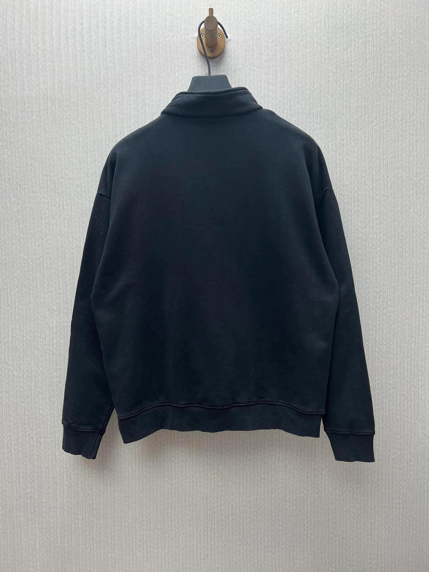 🅿️420 Dior 25ss new zipper collar sweatshirt is a new product of the 2025 winter men's wear series. It is decorated with the Dior love logo inspired by the Dior archives, paying tribute to Dior's heritage. Crafted from black cotton fleece, it features a flocked Dior Love print on the chest. Casual fit, can be matched with all kinds of casual clothing. Size: S.M.L.XL.