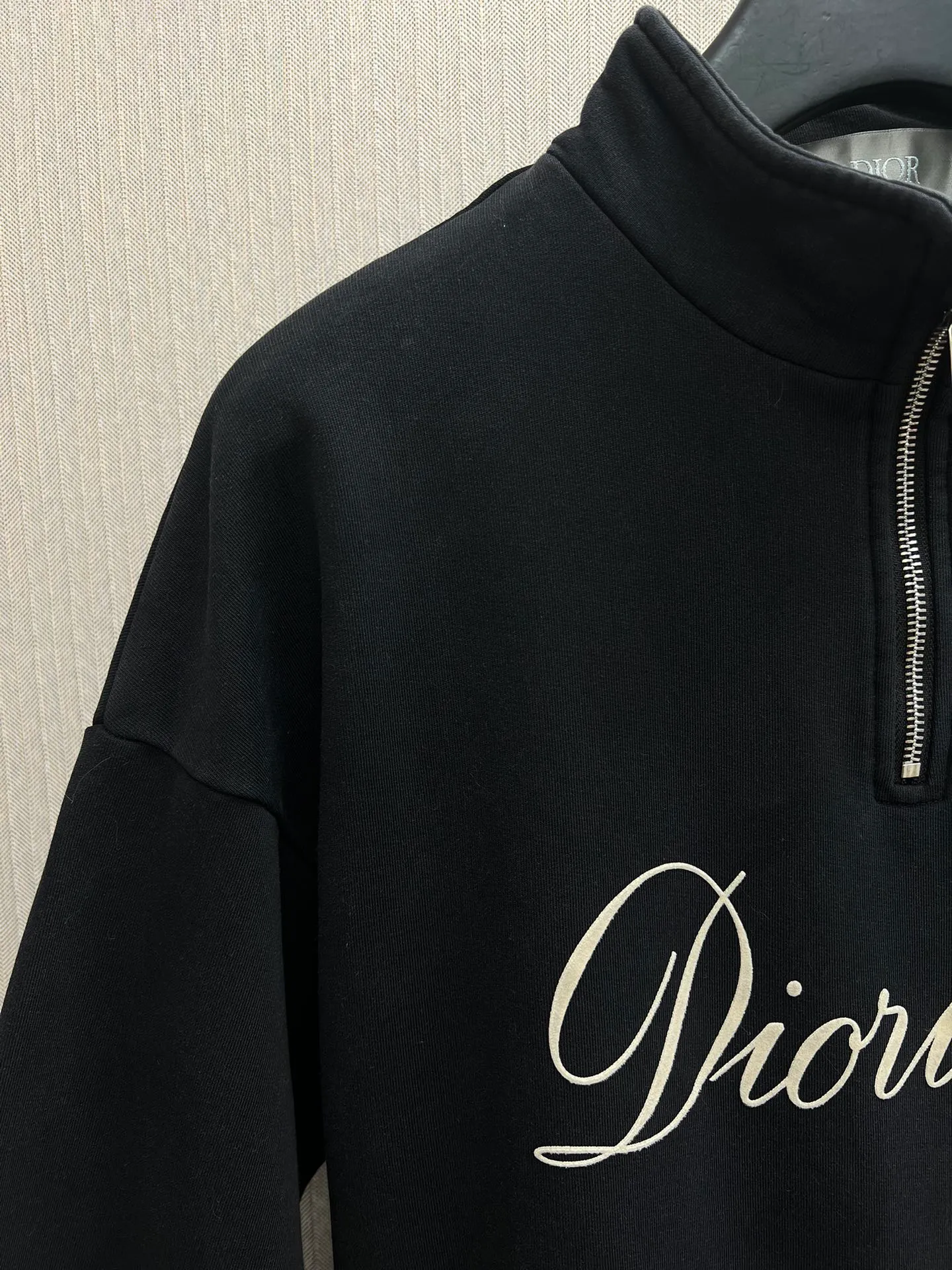 🅿️420 Dior 25ss new zipper collar sweatshirt is a new product of the 2025 winter men's wear series. It is decorated with the Dior love logo inspired by the Dior archives, paying tribute to Dior's heritage. Crafted from black cotton fleece, it features a flocked Dior Love print on the chest. Casual fit, can be matched with all kinds of casual clothing. Size: S.M.L.XL.