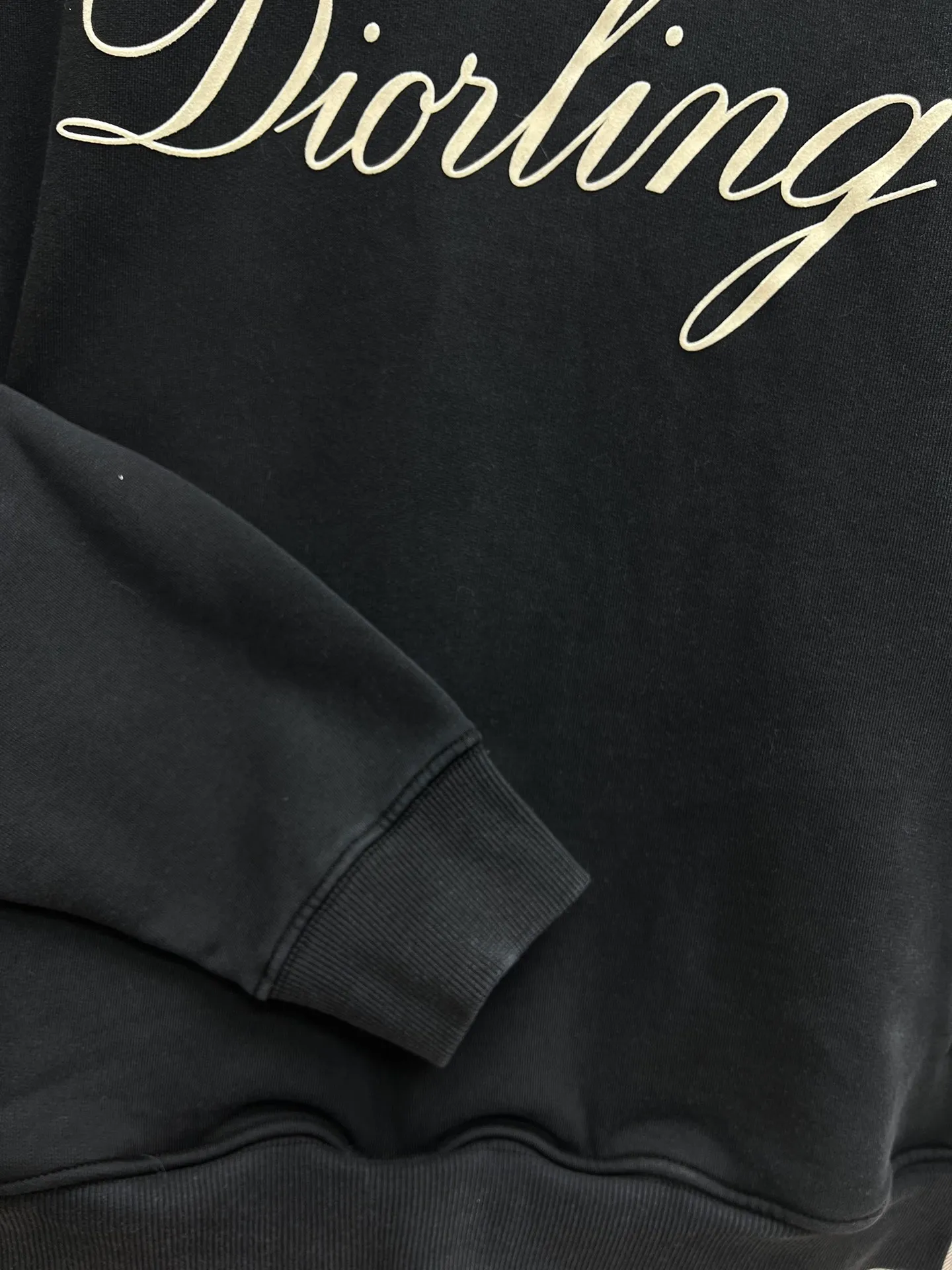 🅿️420 Dior 25ss new zipper collar sweatshirt is a new product of the 2025 winter men's wear series. It is decorated with the Dior love logo inspired by the Dior archives, paying tribute to Dior's heritage. Crafted from black cotton fleece, it features a flocked Dior Love print on the chest. Casual fit, can be matched with all kinds of casual clothing. Size: S.M.L.XL.
