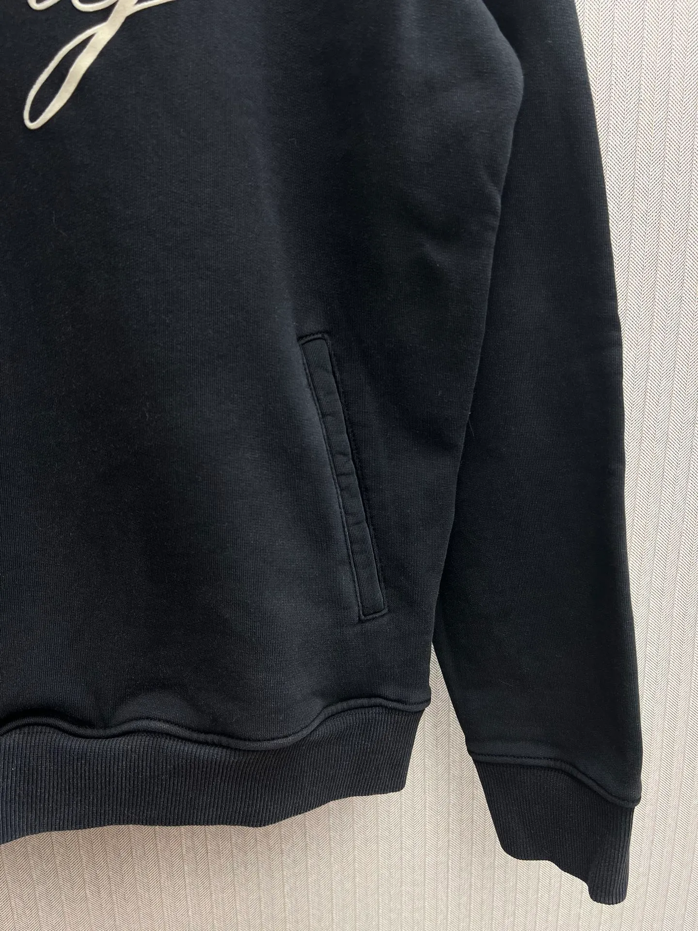 🅿️420 Dior 25ss new zipper collar sweatshirt is a new product of the 2025 winter men's wear series. It is decorated with the Dior love logo inspired by the Dior archives, paying tribute to Dior's heritage. Crafted from black cotton fleece, it features a flocked Dior Love print on the chest. Casual fit, can be matched with all kinds of casual clothing. Size: S.M.L.XL.