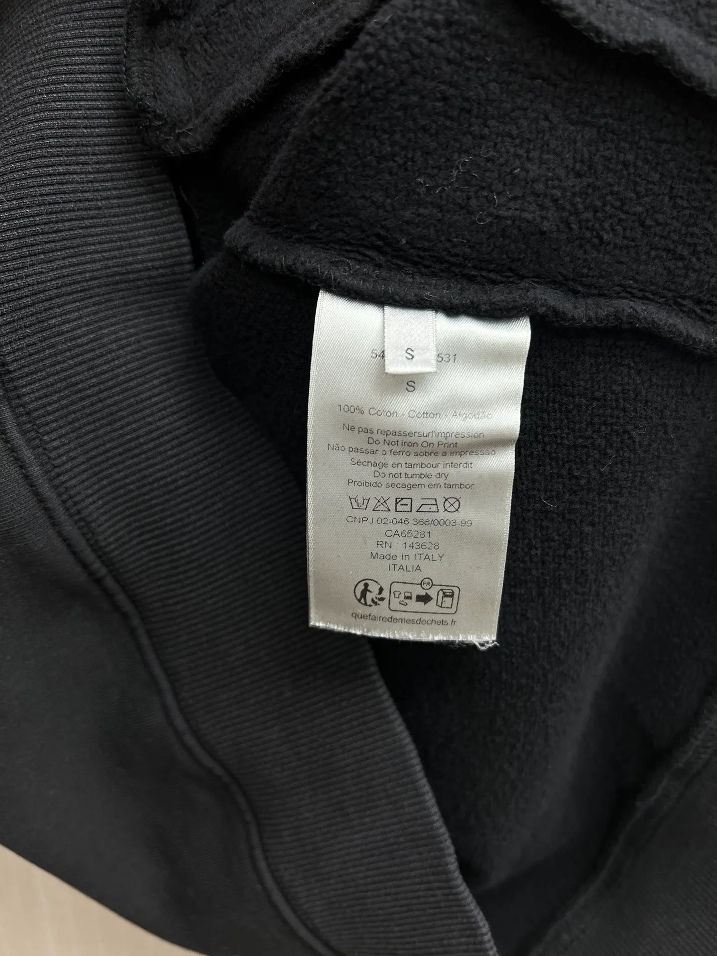 🅿️420 Dior 25ss new zipper collar sweatshirt is a new product of the 2025 winter men's wear series. It is decorated with the Dior love logo inspired by the Dior archives, paying tribute to Dior's heritage. Crafted from black cotton fleece, it features a flocked Dior Love print on the chest. Casual fit, can be matched with all kinds of casual clothing. Size: S.M.L.XL.