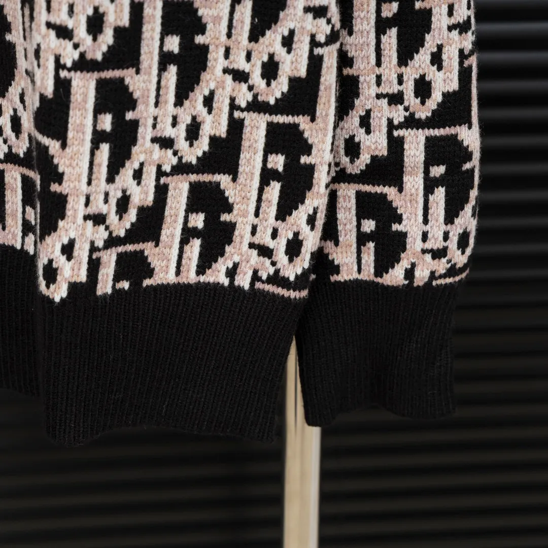 🅿️330 Style: DIOR Dior all-over knitted long-sleeved sweater Size: S-XXL Fabric: Wool blend Accessories: Full set of customized original accessories No gender distinction, same style for men and women