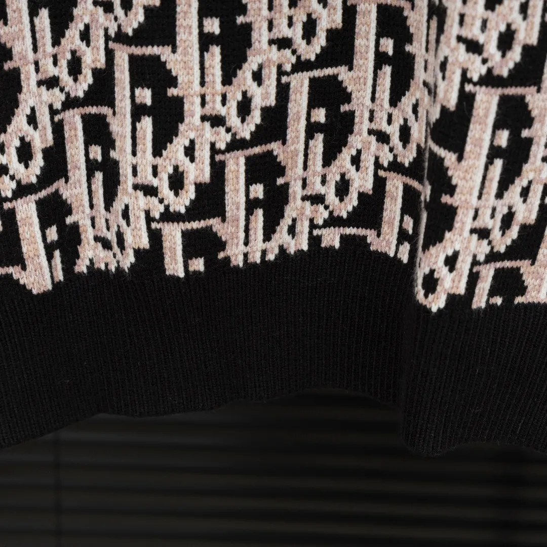 🅿️330 Style: DIOR Dior all-over knitted long-sleeved sweater Size: S-XXL Fabric: Wool blend Accessories: Full set of customized original accessories No gender distinction, same style for men and women