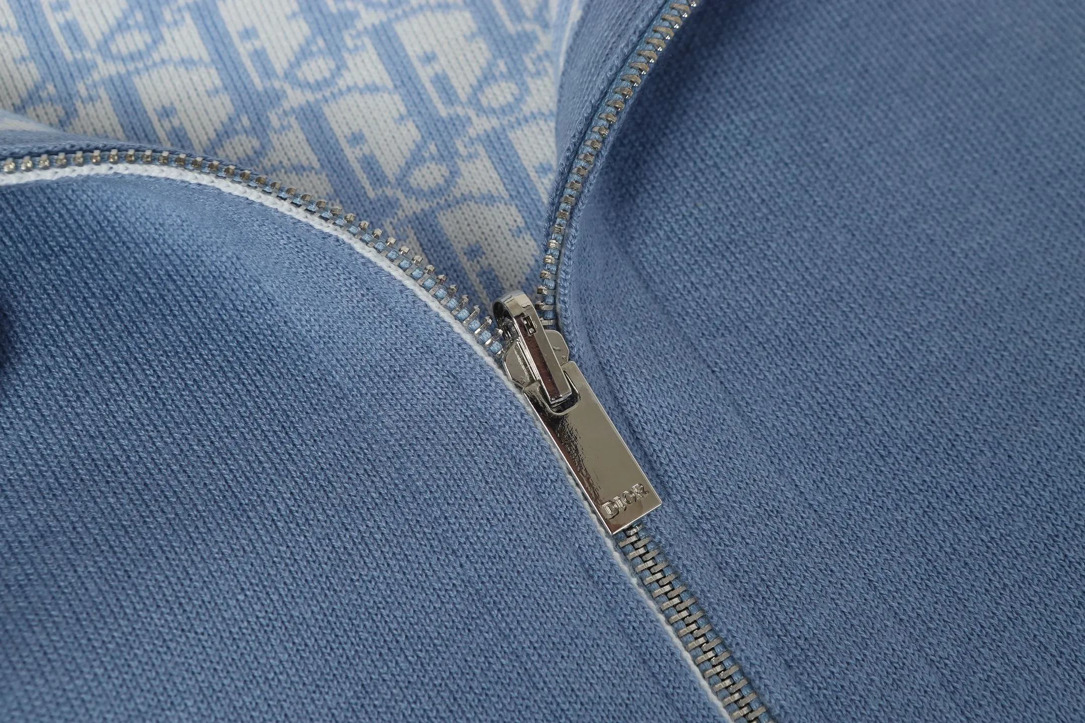 🅿️630 DIOR/Dior double-sided jacquard cashmere knitted hood. The original version was purchased for 22,337 and developed. The fabric is made of cashmere blended knitted fabric, which is soft and comfortable. It features a zip closure at the front and subtle ribbed trimming at the cuffs and hem. Reversible, the unlined cut ensures a lightweight fit and the slim fit creates an elegant silhouette. The entire piece has exquisite craftsmanship, double-sided knitting technology enables reversible wear, and ribbed edges enhance the three-dimensional effect. Dry cleaning and maintenance are recommended to maintain the delicate texture of cashmere fabrics. This piece is both casual and fashionable, and can be easily matched with all kinds of clothing, showing the brand's exquisite craftsmanship and classic aesthetics. Color: Blue Size: S M L