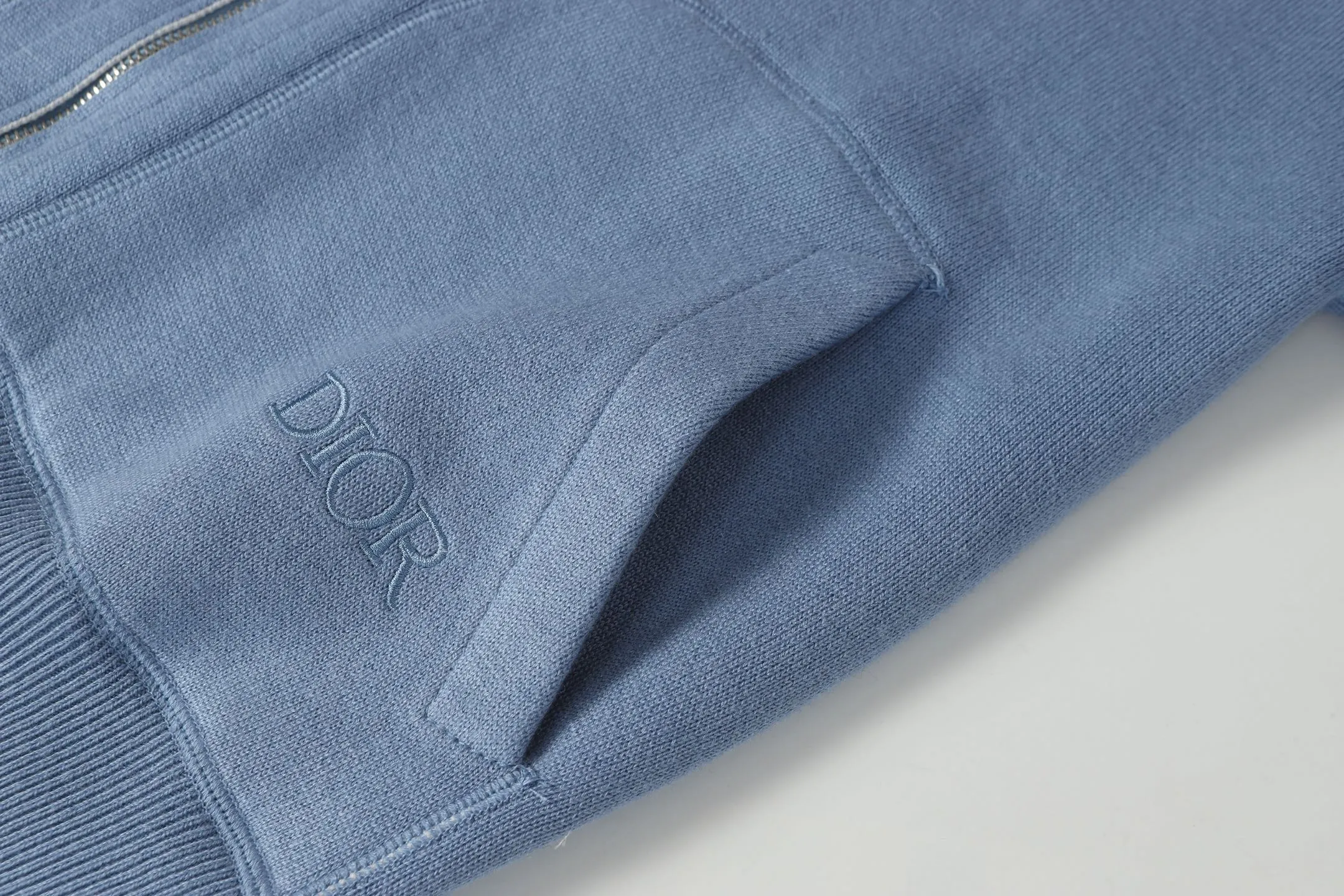 🅿️630 DIOR/Dior double-sided jacquard cashmere knitted hood. The original version was purchased for 22,337 and developed. The fabric is made of cashmere blended knitted fabric, which is soft and comfortable. It features a zip closure at the front and subtle ribbed trimming at the cuffs and hem. Reversible, the unlined cut ensures a lightweight fit and the slim fit creates an elegant silhouette. The entire piece has exquisite craftsmanship, double-sided knitting technology enables reversible wear, and ribbed edges enhance the three-dimensional effect. Dry cleaning and maintenance are recommended to maintain the delicate texture of cashmere fabrics. This piece is both casual and fashionable, and can be easily matched with all kinds of clothing, showing the brand's exquisite craftsmanship and classic aesthetics. Color: Blue Size: S M L