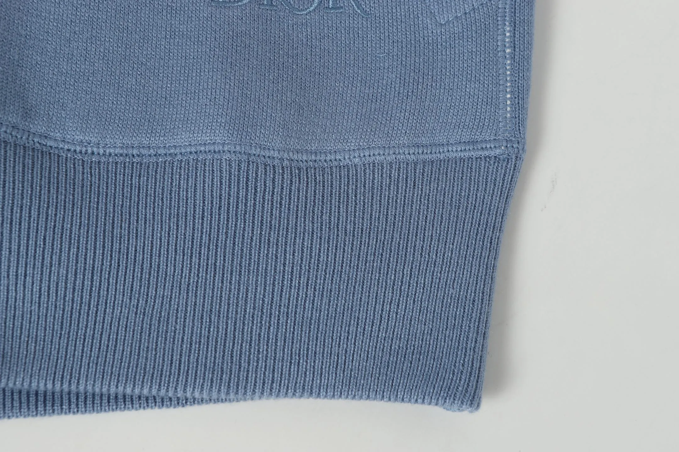 🅿️630 DIOR/Dior double-sided jacquard cashmere knitted hood. The original version was purchased for 22,337 and developed. The fabric is made of cashmere blended knitted fabric, which is soft and comfortable. It features a zip closure at the front and subtle ribbed trimming at the cuffs and hem. Reversible, the unlined cut ensures a lightweight fit and the slim fit creates an elegant silhouette. The entire piece has exquisite craftsmanship, double-sided knitting technology enables reversible wear, and ribbed edges enhance the three-dimensional effect. Dry cleaning and maintenance are recommended to maintain the delicate texture of cashmere fabrics. This piece is both casual and fashionable, and can be easily matched with all kinds of clothing, showing the brand's exquisite craftsmanship and classic aesthetics. Color: Blue Size: S M L