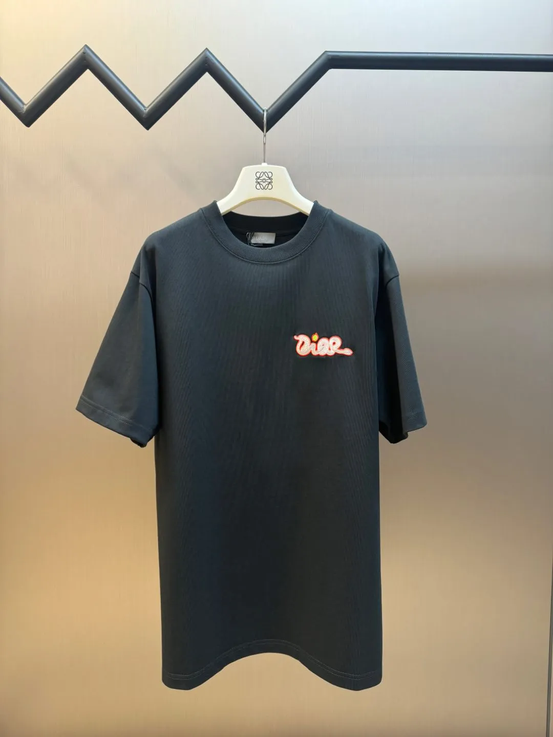 🅿️280 Dior Apple Snake Embroidered Chapter Short Sleeve Made of pure cotton 12S fine cotton plain fabric, 310g. The embroidery pattern is based on tatami embroidery technology. The embroidery uses a special single-needle arrangement. The stitches are tight and flat, forming a texture similar to the tatami grid, making the embroidery pattern have a strong three-dimensional and layered feel. Embroidered with silk threads of multiple colors, the colors are bright and contrasting, showing rich patterns and details.  The outline is stroked by needle embroidery, the embroidery pattern is matched with the brand logo design, and the brand letter logo is single-needle flat embroidered. Made from a variety of needlework; the outline of the pattern is embroidered with a single straight line and straight silk thread. The outline edges and letter embroidery are stitched together to create clear and rich three-dimensional layers.  The standard round neck and short-sleeved version has a rounded arc neckline, which is suitable for various face shapes and body shapes; the sleeve length is moderate and ends just above the elbow, showing a smart and neat image. The slim fit can show off the wearer's body curves without sacrificing comfort. The collar, cuffs, hem and other parts are all sewn with fine double-needle stitching.  size：xs s m l