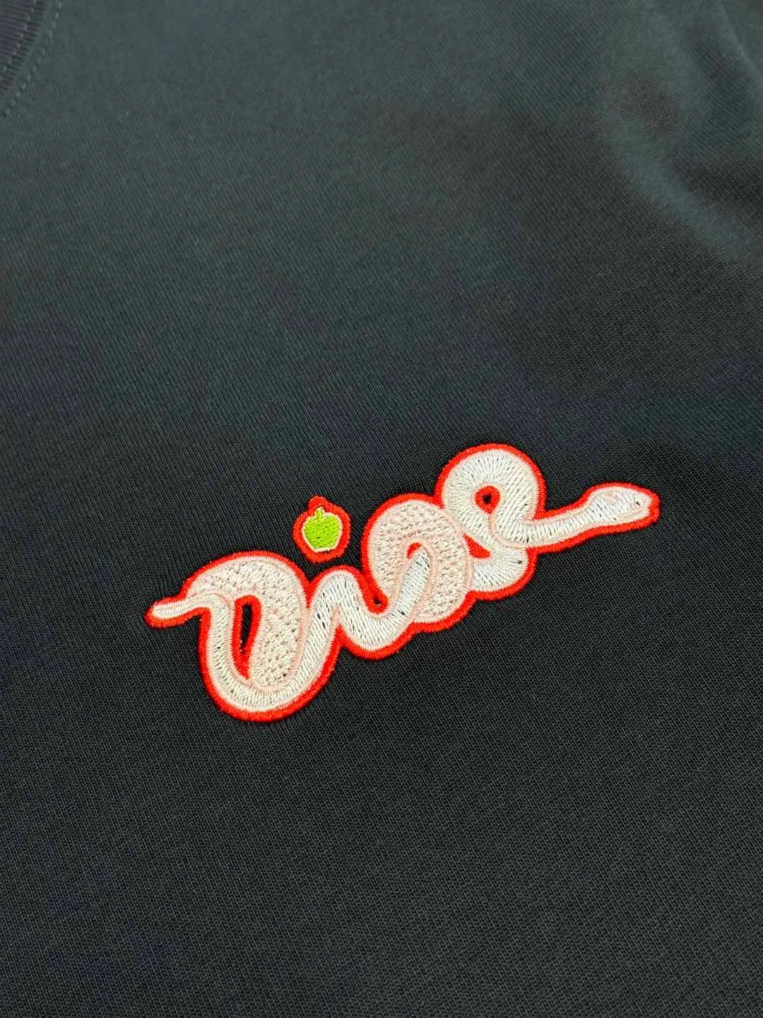 🅿️280 Dior Apple Snake Embroidered Chapter Short Sleeve Made of pure cotton 12S fine cotton plain fabric, 310g. The embroidery pattern is based on tatami embroidery technology. The embroidery uses a special single-needle arrangement. The stitches are tight and flat, forming a texture similar to the tatami grid, making the embroidery pattern have a strong three-dimensional and layered feel. Embroidered with silk threads of multiple colors, the colors are bright and contrasting, showing rich patterns and details.  The outline is stroked by needle embroidery, the embroidery pattern is matched with the brand logo design, and the brand letter logo is single-needle flat embroidered. Made from a variety of needlework; the outline of the pattern is embroidered with a single straight line and straight silk thread. The outline edges and letter embroidery are stitched together to create clear and rich three-dimensional layers.  The standard round neck and short-sleeved version has a rounded arc neckline, which is suitable for various face shapes and body shapes; the sleeve length is moderate and ends just above the elbow, showing a smart and neat image. The slim fit can show off the wearer's body curves without sacrificing comfort. The collar, cuffs, hem and other parts are all sewn with fine double-needle stitching.  size：xs s m l