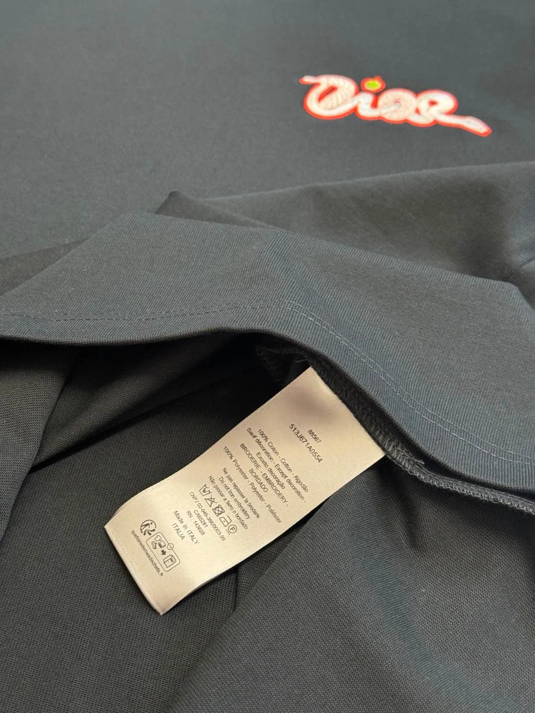 🅿️280 Dior Apple Snake Embroidered Chapter Short Sleeve Made of pure cotton 12S fine cotton plain fabric, 310g. The embroidery pattern is based on tatami embroidery technology. The embroidery uses a special single-needle arrangement. The stitches are tight and flat, forming a texture similar to the tatami grid, making the embroidery pattern have a strong three-dimensional and layered feel. Embroidered with silk threads of multiple colors, the colors are bright and contrasting, showing rich patterns and details.  The outline is stroked by needle embroidery, the embroidery pattern is matched with the brand logo design, and the brand letter logo is single-needle flat embroidered. Made from a variety of needlework; the outline of the pattern is embroidered with a single straight line and straight silk thread. The outline edges and letter embroidery are stitched together to create clear and rich three-dimensional layers.  The standard round neck and short-sleeved version has a rounded arc neckline, which is suitable for various face shapes and body shapes; the sleeve length is moderate and ends just above the elbow, showing a smart and neat image. The slim fit can show off the wearer's body curves without sacrificing comfort. The collar, cuffs, hem and other parts are all sewn with fine double-needle stitching.  size：xs s m l