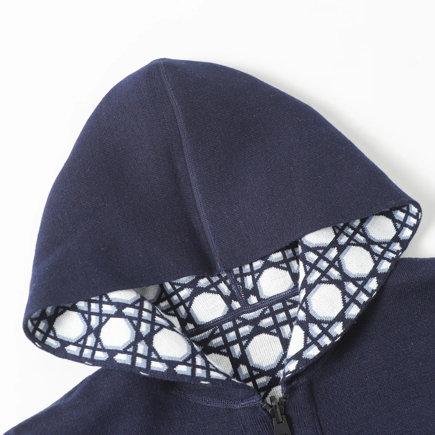 🅿️450 Dior/Dior 24FW Alpine ski series double-sided cashmere zipper hooded jacket sweater, directly from the official website and developed simultaneously with the original version! Matching the whole garment. High-quality cashmere fabric. Thick texture, delicate and soft. Reversible. You can compare at will by looking at the details in the picture. Size: S M L