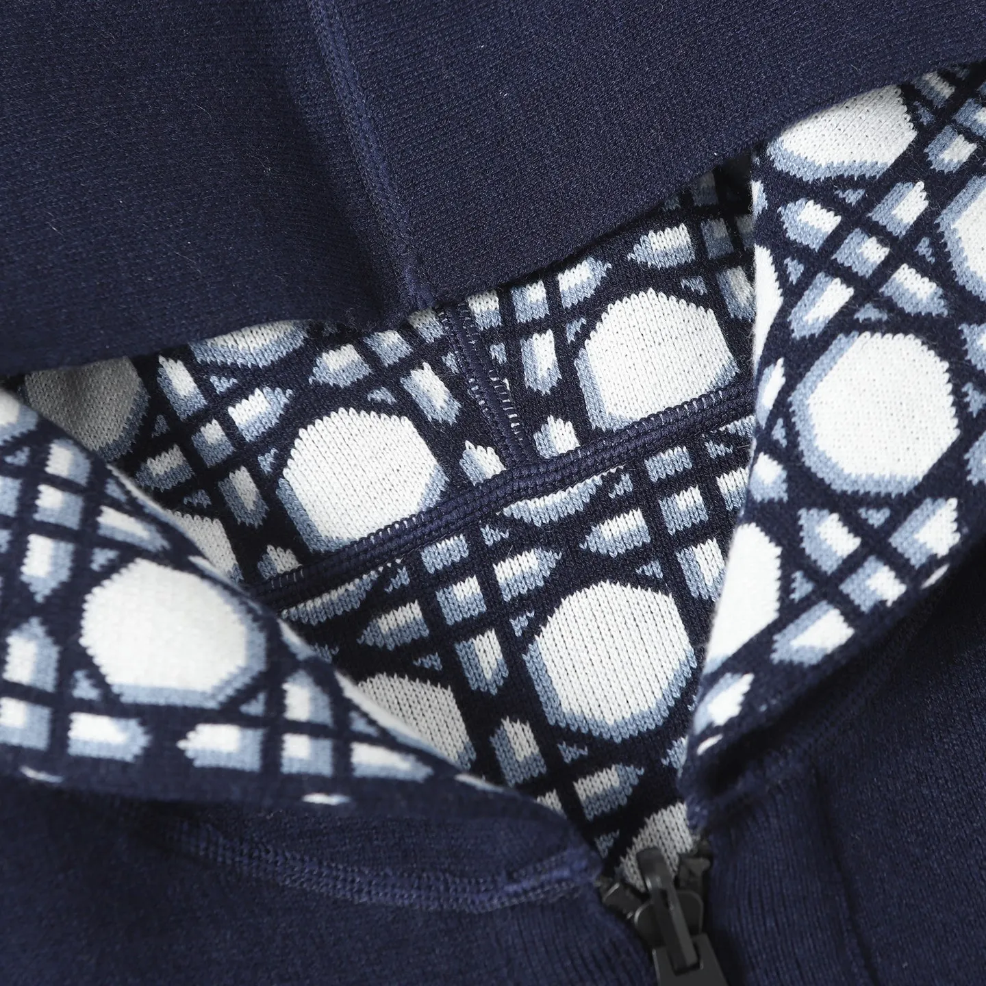 🅿️450 Dior/Dior 24FW Alpine ski series double-sided cashmere zipper hooded jacket sweater, directly from the official website and developed simultaneously with the original version! Matching the whole garment. High-quality cashmere fabric. Thick texture, delicate and soft. Reversible. You can compare at will by looking at the details in the picture. Size: S M L