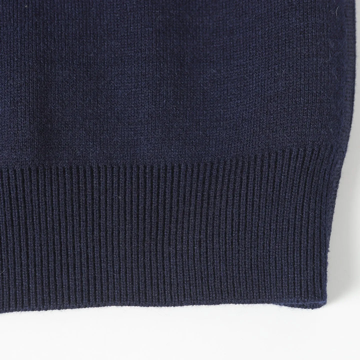 🅿️450 Dior/Dior 24FW Alpine ski series double-sided cashmere zipper hooded jacket sweater, directly from the official website and developed simultaneously with the original version! Matching the whole garment. High-quality cashmere fabric. Thick texture, delicate and soft. Reversible. You can compare at will by looking at the details in the picture. Size: S M L