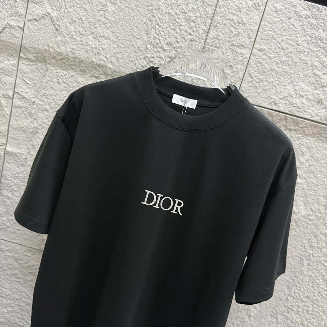 🅿️180 Dio* Dior 2025 spring and summer new style Simple classic letter embroidery Customized double yarn plain cotton fabric Short-sleeved T-shirt Unisex Size: S (90-130 catties) M (120-150 catties) L (140-165 catties) XL (160-180 catties) XXL (180-210 catties) Color: Black white