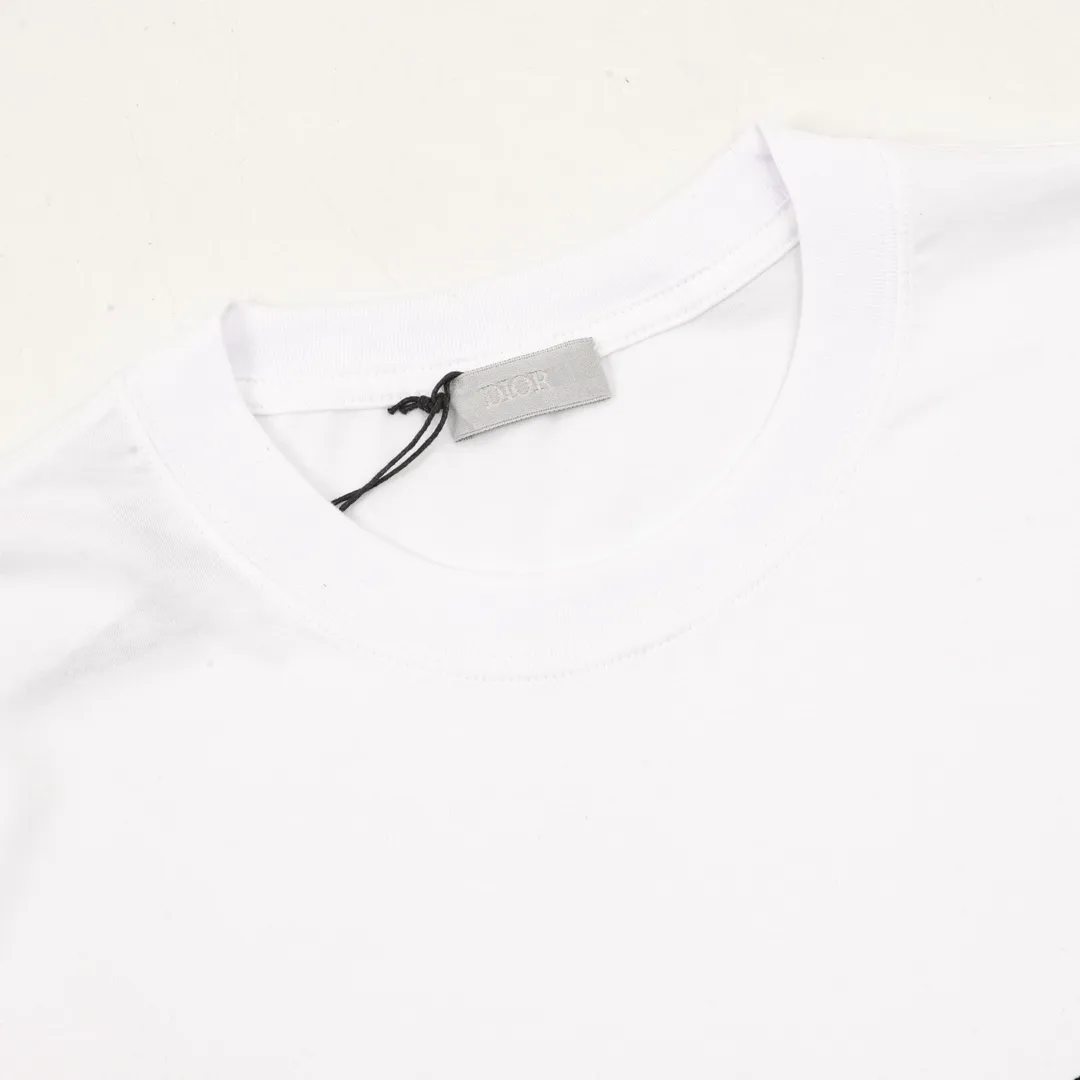 🅿️210 DIOR/Dior flocked archival letter printed short-sleeved T-shirt is woven with 24-count special compact cotton yarn. The weaving process requires high standards and requires the use of advanced looms and high-quality raw materials. Flocking printing is a special printing process that first uses an adhesive to stick fiber nap to the fabric, and then combines the fiber lint to the fabric. Size: XS-L