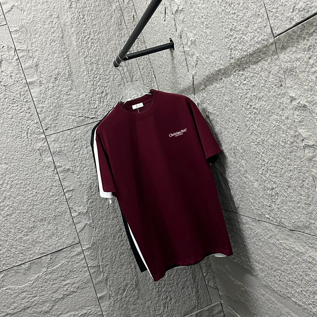 🅿️180 Dio*Dior* 2025 spring and summer style Classic letters 1947 embroidered personalized logo Customized double yarn plain cotton fabric Short-sleeved T-shirt Uniform for men and women Color: Angora red black white light blue Size: S (90-130 catties) M (120-150 catties) L (140-165 catties) XL (160-180 pounds) XXL (180-210 pounds)