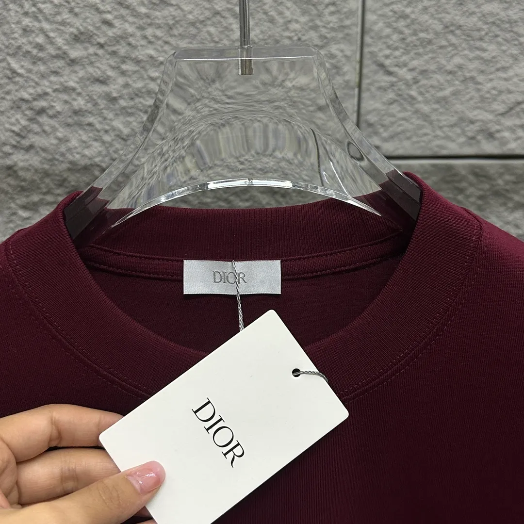 🅿️180 Dio*Dior* 2025 spring and summer style Classic letters 1947 embroidered personalized logo Customized double yarn plain cotton fabric Short-sleeved T-shirt Uniform for men and women Color: Angora red black white light blue Size: S (90-130 catties) M (120-150 catties) L (140-165 catties) XL (160-180 pounds) XXL (180-210 pounds)