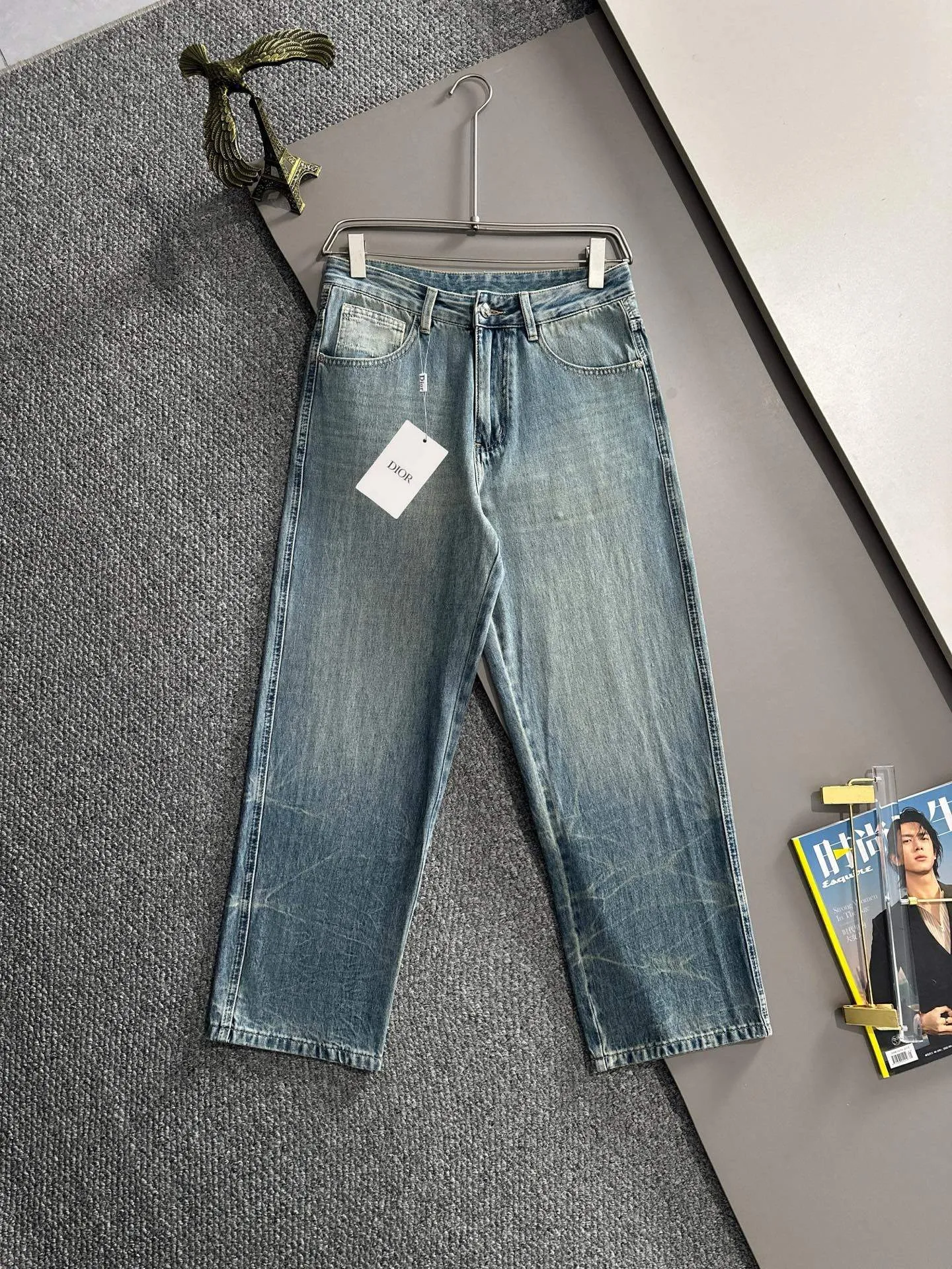 🅿️400 Dior 2025 summer loose wide-leg jeans and straight trousers, the trend in the trend! Many fashion bloggers control the upper body. The water is woven from imported Japanese Denim plain cotton denim fabric. It has three standards, is soft, delicate, comfortable and breathable. The color has a modern and fashionable vicissitudes. The upper body is versatile and fashionable! Light luxury, a must-have item for daily commuting! Code number: 28-40 (please state your height and weight when placing an order)