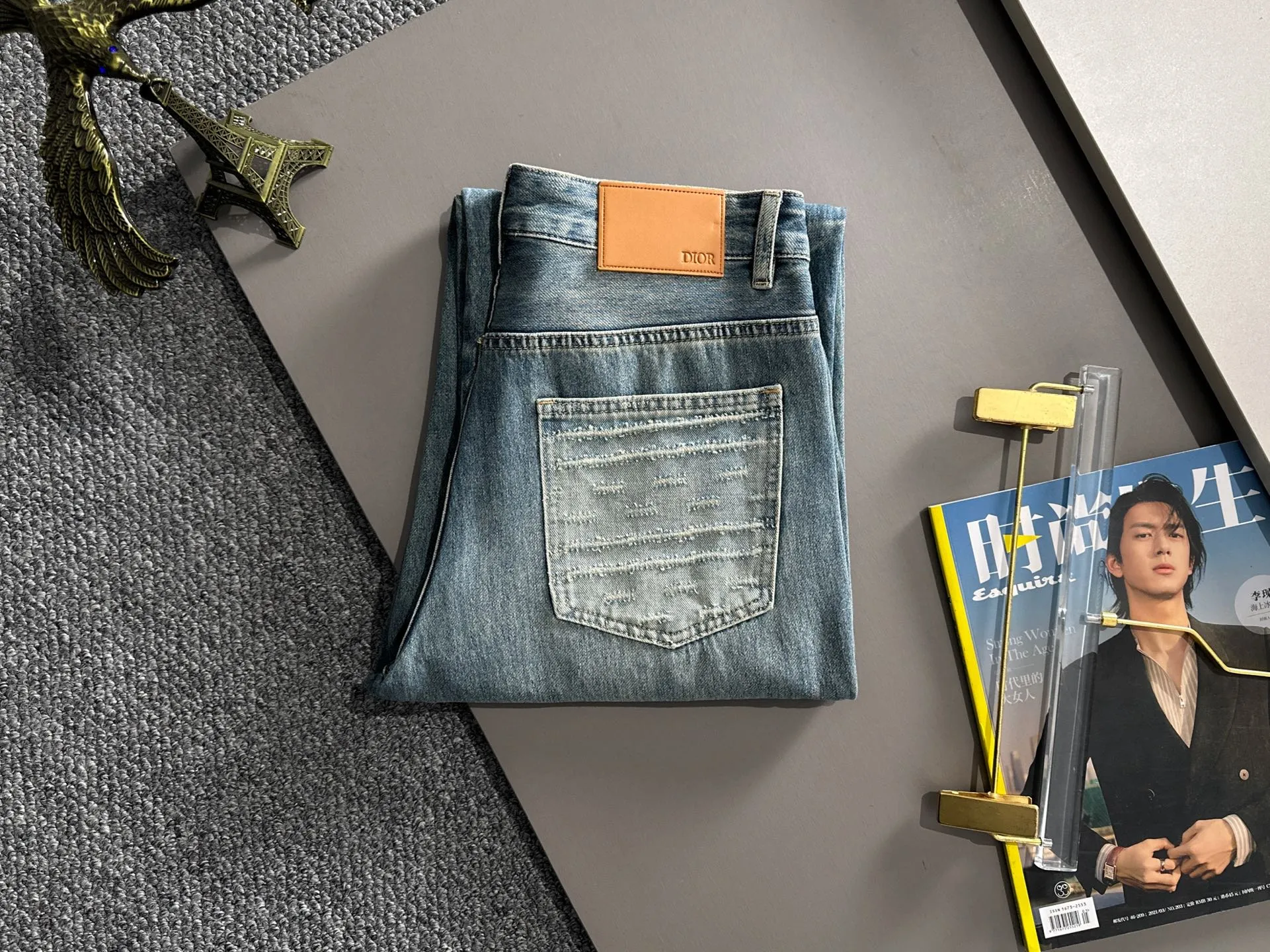 🅿️400 Dior 2025 summer loose wide-leg jeans and straight trousers, the trend in the trend! Many fashion bloggers control the upper body. The water is woven from imported Japanese Denim plain cotton denim fabric. It has three standards, is soft, delicate, comfortable and breathable. The color has a modern and fashionable vicissitudes. The upper body is versatile and fashionable! Light luxury, a must-have item for daily commuting! Code number: 28-40 (please state your height and weight when placing an order)