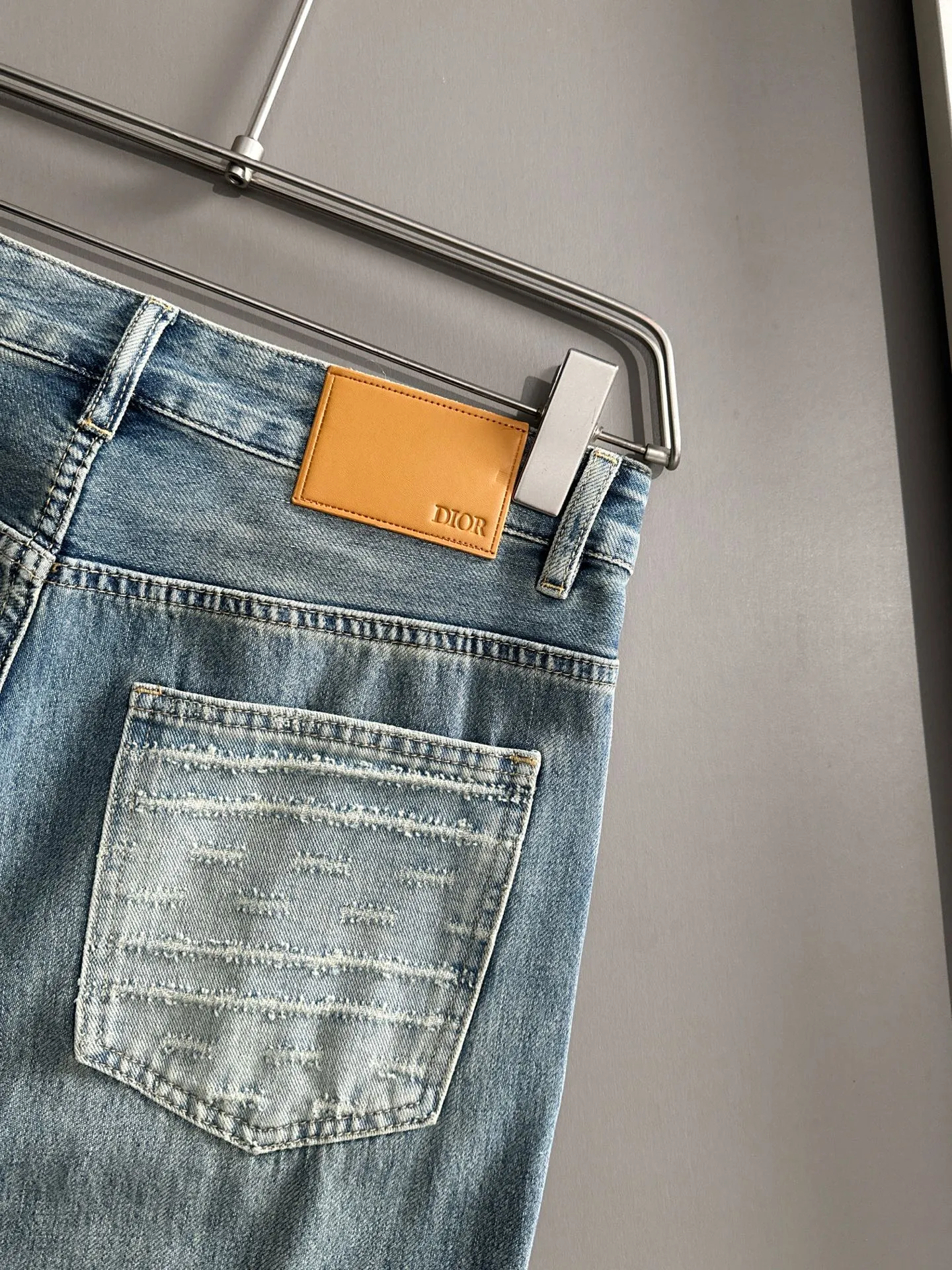 🅿️400 Dior 2025 summer loose wide-leg jeans and straight trousers, the trend in the trend! Many fashion bloggers control the upper body. The water is woven from imported Japanese Denim plain cotton denim fabric. It has three standards, is soft, delicate, comfortable and breathable. The color has a modern and fashionable vicissitudes. The upper body is versatile and fashionable! Light luxury, a must-have item for daily commuting! Code number: 28-40 (please state your height and weight when placing an order)