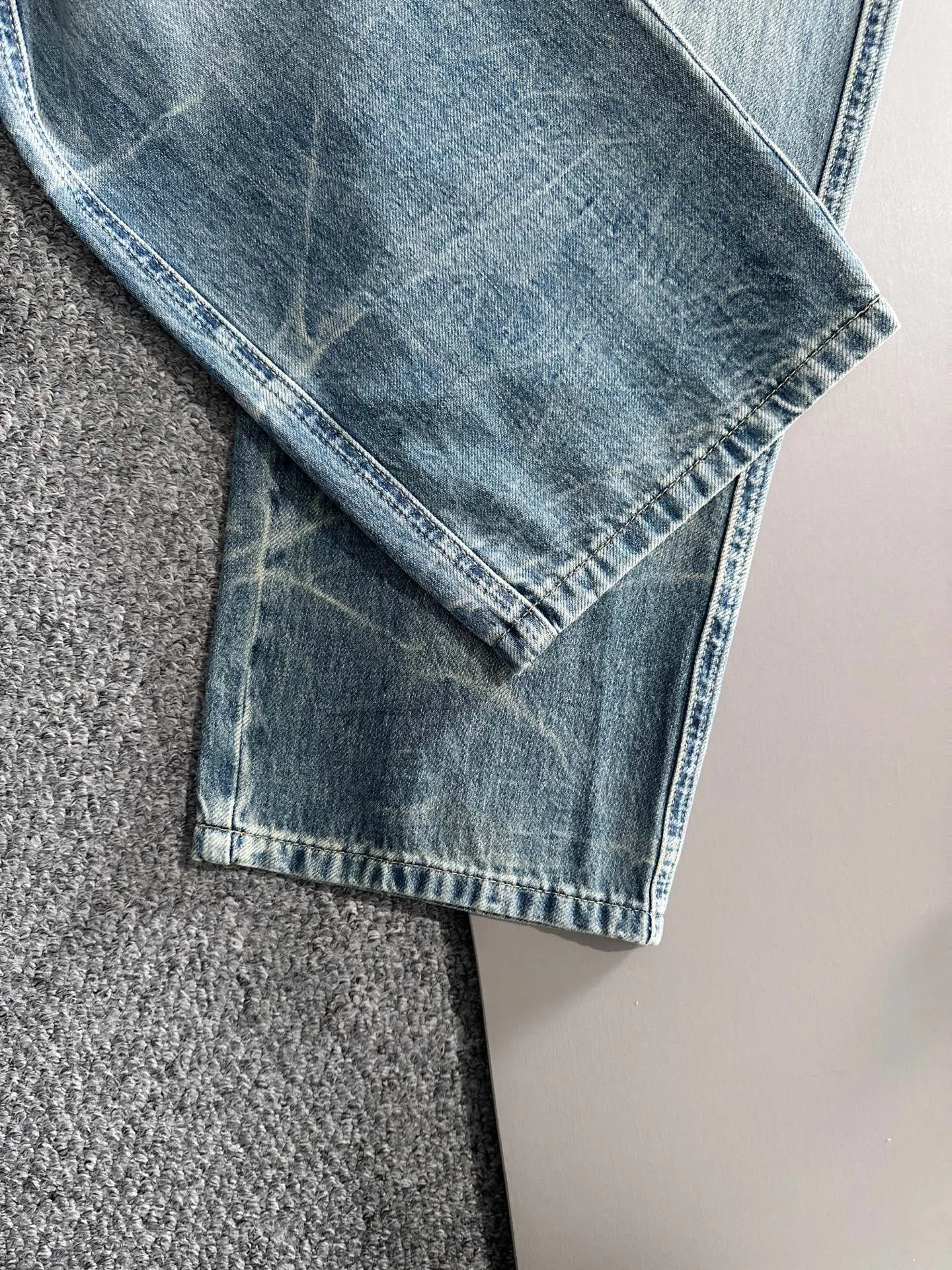 🅿️400 Dior 2025 summer loose wide-leg jeans and straight trousers, the trend in the trend! Many fashion bloggers control the upper body. The water is woven from imported Japanese Denim plain cotton denim fabric. It has three standards, is soft, delicate, comfortable and breathable. The color has a modern and fashionable vicissitudes. The upper body is versatile and fashionable! Light luxury, a must-have item for daily commuting! Code number: 28-40 (please state your height and weight when placing an order)