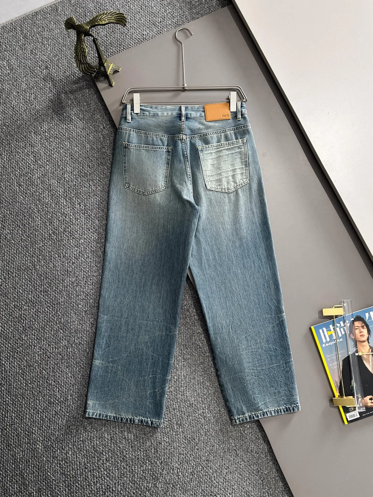 🅿️400 Dior 2025 summer loose wide-leg jeans and straight trousers, the trend in the trend! Many fashion bloggers control the upper body. The water is woven from imported Japanese Denim plain cotton denim fabric. It has three standards, is soft, delicate, comfortable and breathable. The color has a modern and fashionable vicissitudes. The upper body is versatile and fashionable! Light luxury, a must-have item for daily commuting! Code number: 28-40 (please state your height and weight when placing an order)