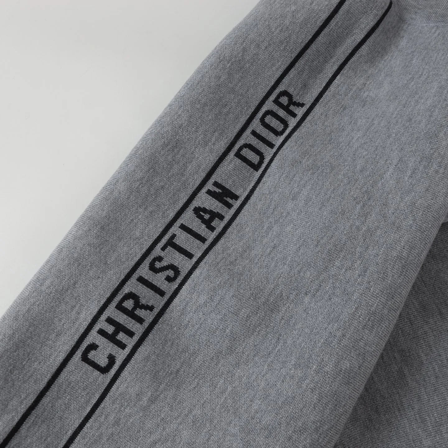 🅿️490 [High Quality] CD 25FW presbyopic reversible cashmere trousers (gray black) The fabric is made of imported cashmere yarn double-sided jacquard fabric and can be worn on both sides. The fabric uses monogram jacquard double weaving technology to present the brand's iconic presbyopia pattern, which combines luxurious texture with practical functions. Swiss machine embroidery stitching technology ensures every detail is exquisite and perfect, and the stitches are even and delicate. The classic straight-leg design subtly modifies the leg lines, making the upper body slim and elegant. Double-sided jacquard technology keeps both sides of the fabric flat and crisp, making it comfortable and layered. Selected high-quality cashmere yarn brings a soft and skin-friendly touch experience while having good warmth retention and breathability. The overall craftsmanship is exquisite, and high-end quality is reflected from fabric weaving to finished product sewing. It is an exquisite item that is both fashionable and practical. Size:S/M/L