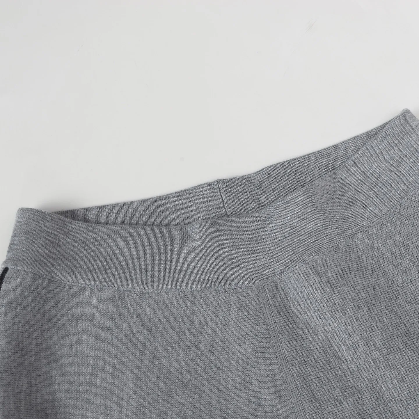 🅿️490 [High Quality] CD 25FW presbyopic reversible cashmere trousers (gray black) The fabric is made of imported cashmere yarn double-sided jacquard fabric and can be worn on both sides. The fabric uses monogram jacquard double weaving technology to present the brand's iconic presbyopia pattern, which combines luxurious texture with practical functions. Swiss machine embroidery stitching technology ensures every detail is exquisite and perfect, and the stitches are even and delicate. The classic straight-leg design subtly modifies the leg lines, making the upper body slim and elegant. Double-sided jacquard technology keeps both sides of the fabric flat and crisp, making it comfortable and layered. Selected high-quality cashmere yarn brings a soft and skin-friendly touch experience while having good warmth retention and breathability. The overall craftsmanship is exquisite, and high-end quality is reflected from fabric weaving to finished product sewing. It is an exquisite item that is both fashionable and practical. Size:S/M/L