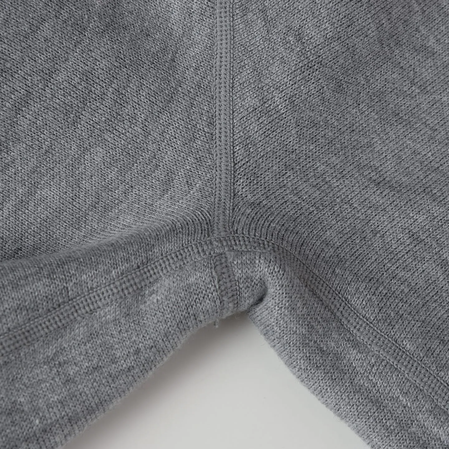 🅿️490 [High Quality] CD 25FW presbyopic reversible cashmere trousers (gray black) The fabric is made of imported cashmere yarn double-sided jacquard fabric and can be worn on both sides. The fabric uses monogram jacquard double weaving technology to present the brand's iconic presbyopia pattern, which combines luxurious texture with practical functions. Swiss machine embroidery stitching technology ensures every detail is exquisite and perfect, and the stitches are even and delicate. The classic straight-leg design subtly modifies the leg lines, making the upper body slim and elegant. Double-sided jacquard technology keeps both sides of the fabric flat and crisp, making it comfortable and layered. Selected high-quality cashmere yarn brings a soft and skin-friendly touch experience while having good warmth retention and breathability. The overall craftsmanship is exquisite, and high-end quality is reflected from fabric weaving to finished product sewing. It is an exquisite item that is both fashionable and practical. Size:S/M/L