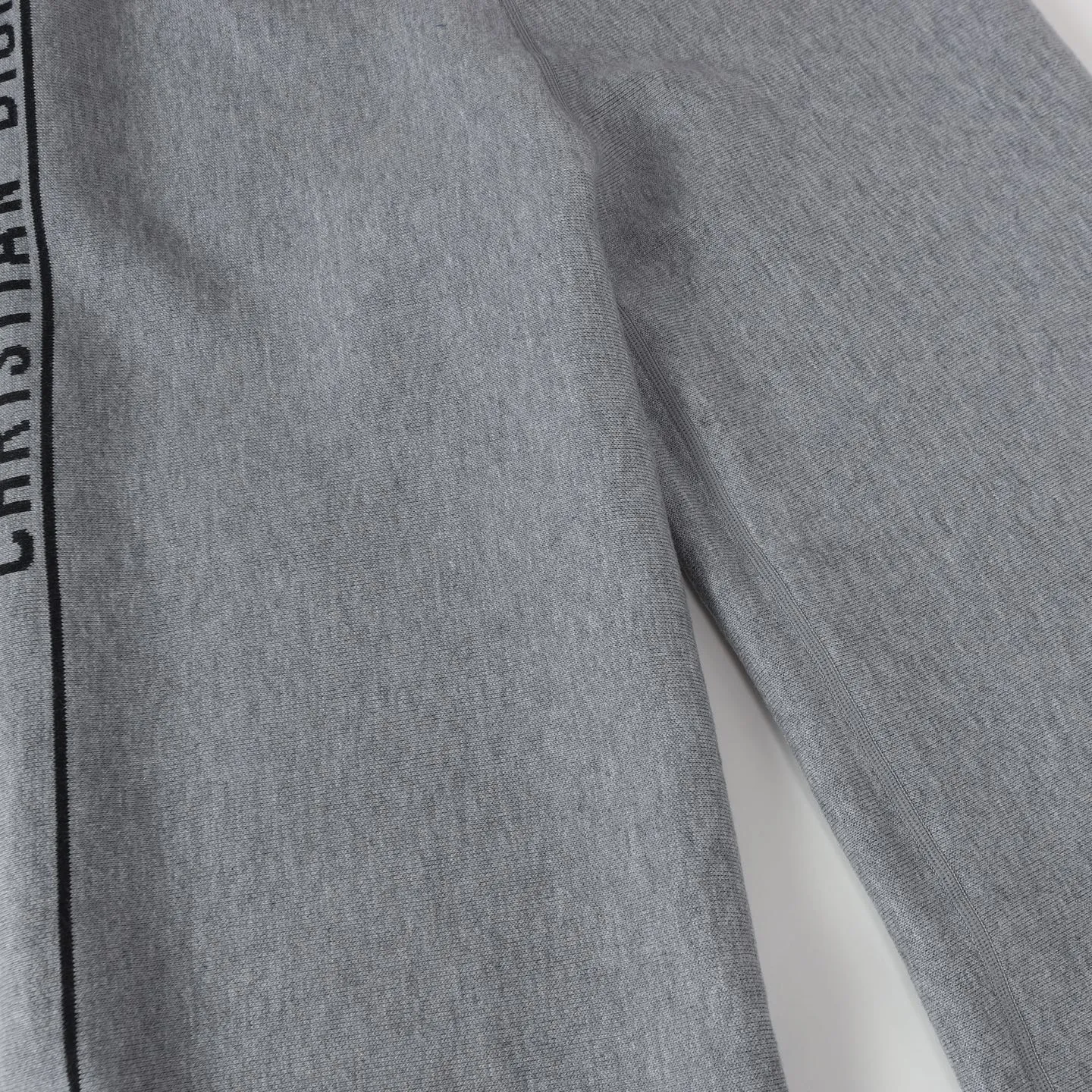 🅿️490 [High Quality] CD 25FW presbyopic reversible cashmere trousers (gray black) The fabric is made of imported cashmere yarn double-sided jacquard fabric and can be worn on both sides. The fabric uses monogram jacquard double weaving technology to present the brand's iconic presbyopia pattern, which combines luxurious texture with practical functions. Swiss machine embroidery stitching technology ensures every detail is exquisite and perfect, and the stitches are even and delicate. The classic straight-leg design subtly modifies the leg lines, making the upper body slim and elegant. Double-sided jacquard technology keeps both sides of the fabric flat and crisp, making it comfortable and layered. Selected high-quality cashmere yarn brings a soft and skin-friendly touch experience while having good warmth retention and breathability. The overall craftsmanship is exquisite, and high-end quality is reflected from fabric weaving to finished product sewing. It is an exquisite item that is both fashionable and practical. Size:S/M/L