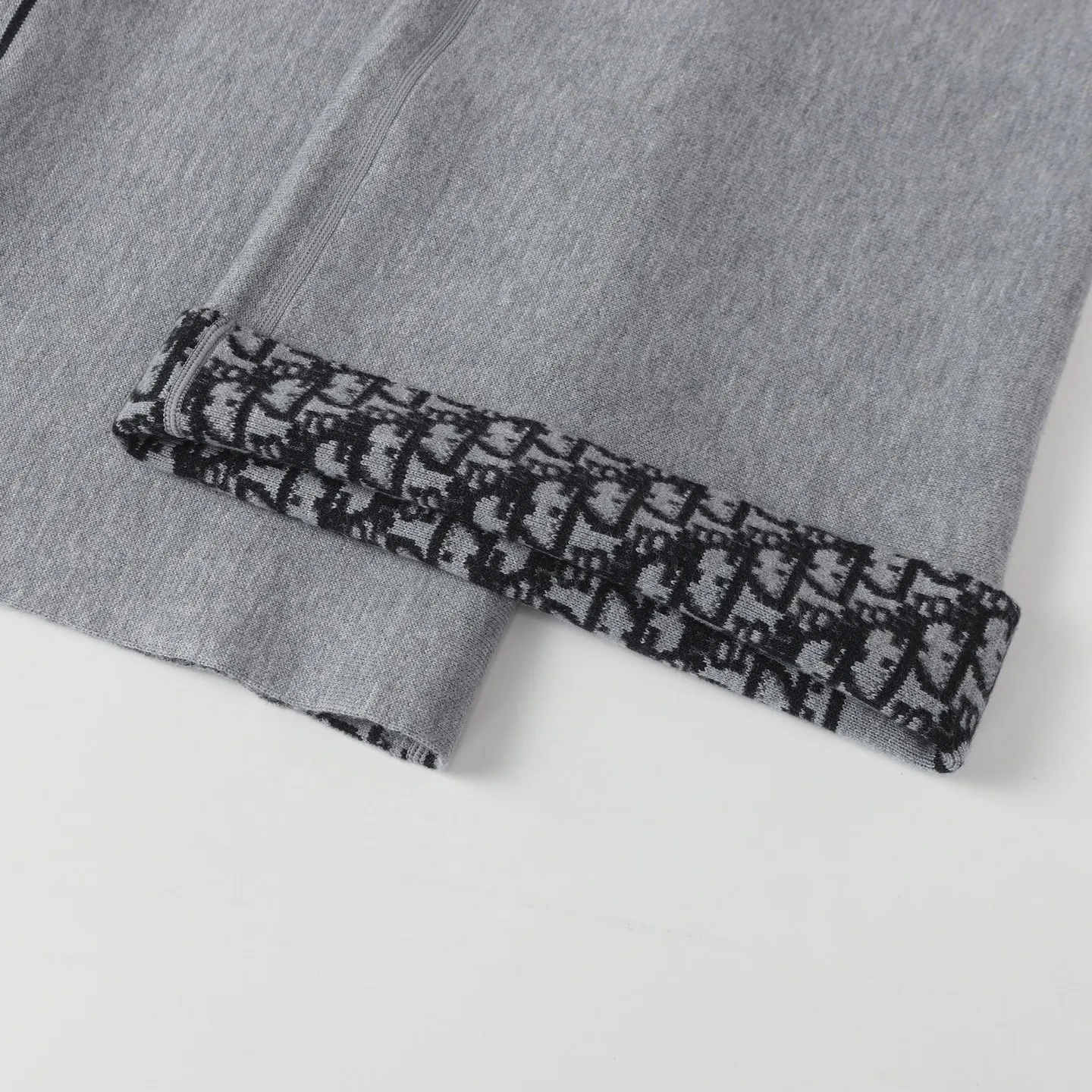 🅿️490 [High Quality] CD 25FW presbyopic reversible cashmere trousers (gray black) The fabric is made of imported cashmere yarn double-sided jacquard fabric and can be worn on both sides. The fabric uses monogram jacquard double weaving technology to present the brand's iconic presbyopia pattern, which combines luxurious texture with practical functions. Swiss machine embroidery stitching technology ensures every detail is exquisite and perfect, and the stitches are even and delicate. The classic straight-leg design subtly modifies the leg lines, making the upper body slim and elegant. Double-sided jacquard technology keeps both sides of the fabric flat and crisp, making it comfortable and layered. Selected high-quality cashmere yarn brings a soft and skin-friendly touch experience while having good warmth retention and breathability. The overall craftsmanship is exquisite, and high-end quality is reflected from fabric weaving to finished product sewing. It is an exquisite item that is both fashionable and practical. Size:S/M/L