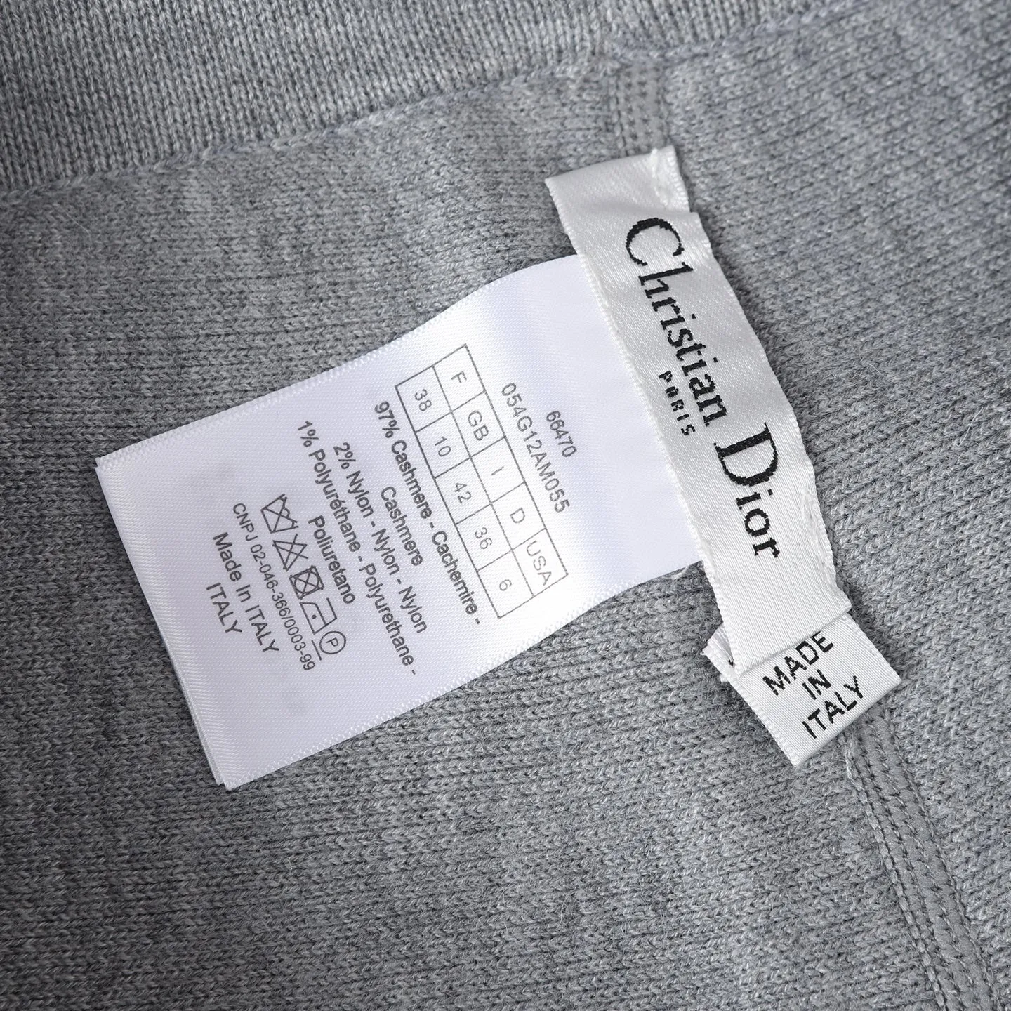 🅿️490 [High Quality] CD 25FW presbyopic reversible cashmere trousers (gray black) The fabric is made of imported cashmere yarn double-sided jacquard fabric and can be worn on both sides. The fabric uses monogram jacquard double weaving technology to present the brand's iconic presbyopia pattern, which combines luxurious texture with practical functions. Swiss machine embroidery stitching technology ensures every detail is exquisite and perfect, and the stitches are even and delicate. The classic straight-leg design subtly modifies the leg lines, making the upper body slim and elegant. Double-sided jacquard technology keeps both sides of the fabric flat and crisp, making it comfortable and layered. Selected high-quality cashmere yarn brings a soft and skin-friendly touch experience while having good warmth retention and breathability. The overall craftsmanship is exquisite, and high-end quality is reflected from fabric weaving to finished product sewing. It is an exquisite item that is both fashionable and practical. Size:S/M/L