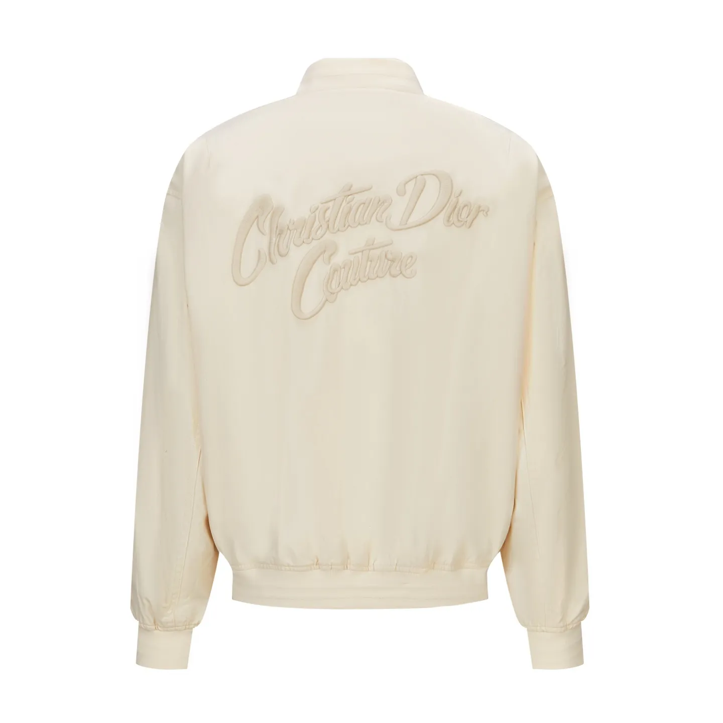 🅿️520 CD 1947 Badge Embroidered Baseball Jacket (off-white). The original version was purchased for 25,000 and developed. It is custom-woven cotton woven fabric with a slightly melting jacquard pattern. It is different from the texture of ordinary workwear on the market. The fabric feels very good. The main body of the back embroidery uses fixed-dye matte embroidery thread on the board and needle embroidery technology. Based on the overall size of the original image as the standard, the embroidery is accurately positioned with laser, and the edge is processed using a special overlocking method. The main lines of the pattern are outlined with needle embroidery and tatami embroidery can be used to fill in the background or details of the pattern. The pattern is embroidered with Tajima machine thousands of needles. The fine stitching method is dense and ultra-high density without revealing white. The pattern is clear and has a strong sense of lines and three-dimensionality. The added three-dimensional design enriches the spatial level of the overall picture. The hardware and accessories of the whole garment are all customized according to the original molding, with two-way zipper opening and closing, and a zipper puller engraved with the DR logo. Size:46-48-50-52