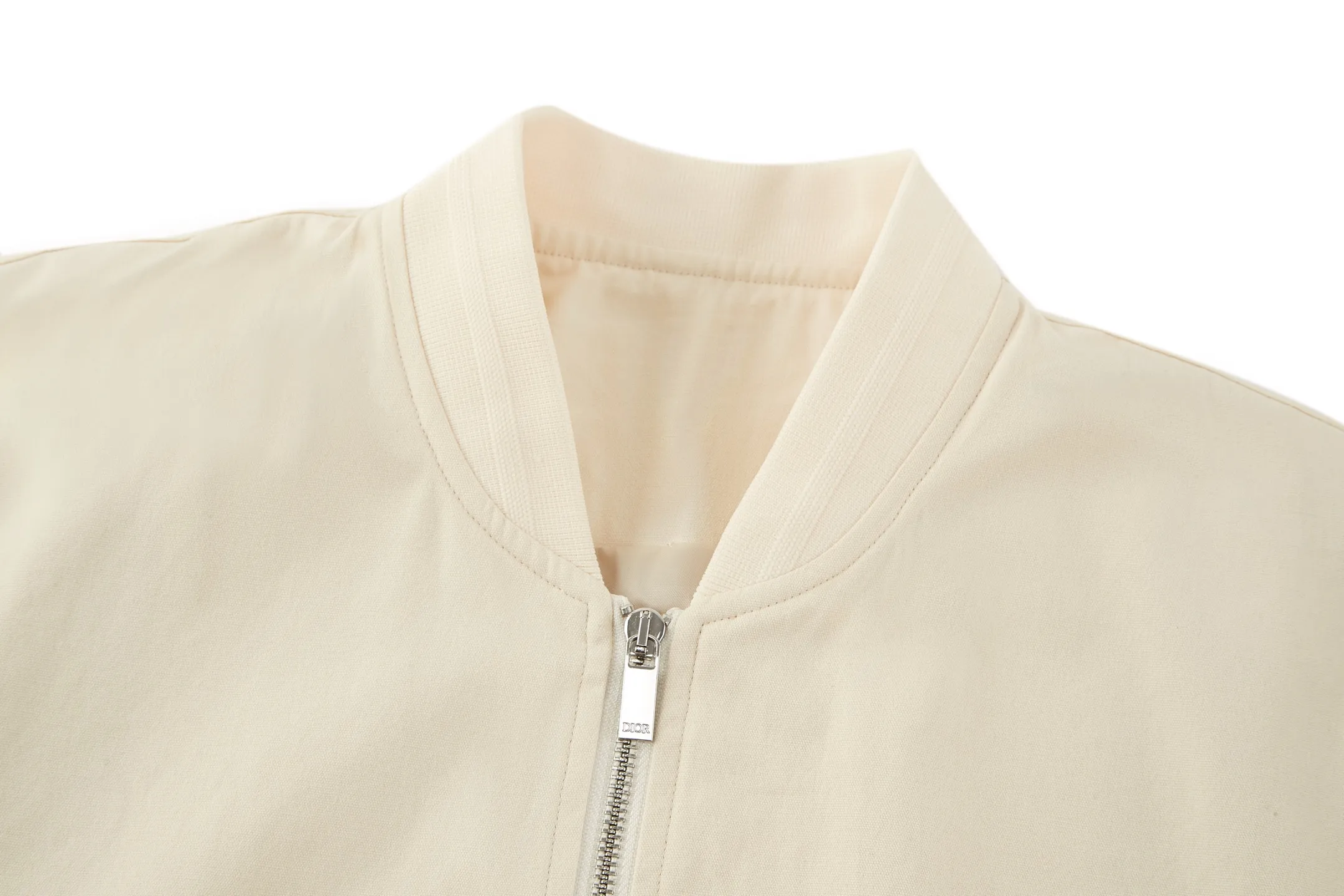 🅿️520 CD 1947 Badge Embroidered Baseball Jacket (off-white). The original version was purchased for 25,000 and developed. It is custom-woven cotton woven fabric with a slightly melting jacquard pattern. It is different from the texture of ordinary workwear on the market. The fabric feels very good. The main body of the back embroidery uses fixed-dye matte embroidery thread on the board and needle embroidery technology. Based on the overall size of the original image as the standard, the embroidery is accurately positioned with laser, and the edge is processed using a special overlocking method. The main lines of the pattern are outlined with needle embroidery and tatami embroidery can be used to fill in the background or details of the pattern. The pattern is embroidered with Tajima machine thousands of needles. The fine stitching method is dense and ultra-high density without revealing white. The pattern is clear and has a strong sense of lines and three-dimensionality. The added three-dimensional design enriches the spatial level of the overall picture. The hardware and accessories of the whole garment are all customized according to the original molding, with two-way zipper opening and closing, and a zipper puller engraved with the DR logo. Size:46-48-50-52