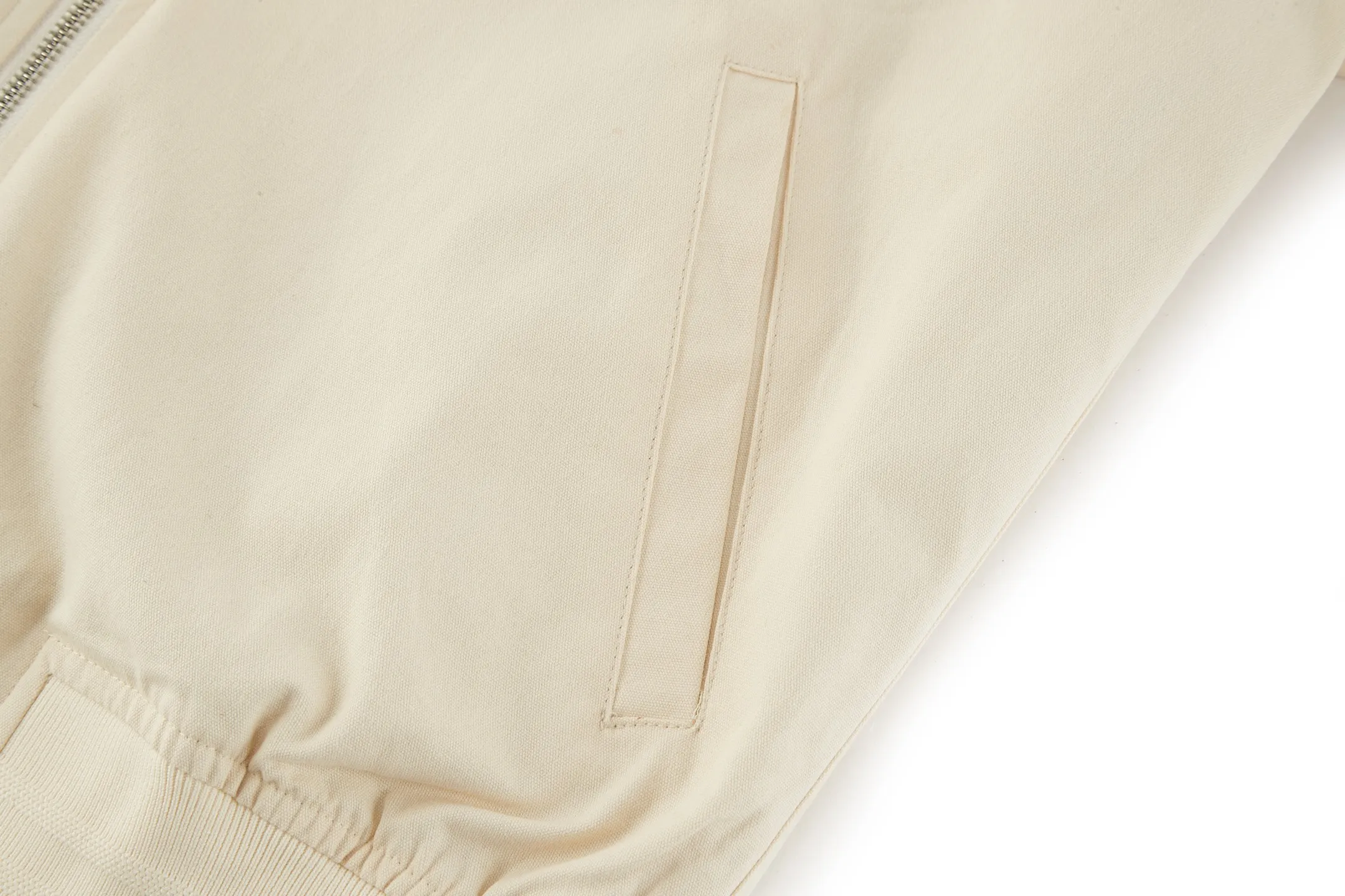 🅿️520 CD 1947 Badge Embroidered Baseball Jacket (off-white). The original version was purchased for 25,000 and developed. It is custom-woven cotton woven fabric with a slightly melting jacquard pattern. It is different from the texture of ordinary workwear on the market. The fabric feels very good. The main body of the back embroidery uses fixed-dye matte embroidery thread on the board and needle embroidery technology. Based on the overall size of the original image as the standard, the embroidery is accurately positioned with laser, and the edge is processed using a special overlocking method. The main lines of the pattern are outlined with needle embroidery and tatami embroidery can be used to fill in the background or details of the pattern. The pattern is embroidered with Tajima machine thousands of needles. The fine stitching method is dense and ultra-high density without revealing white. The pattern is clear and has a strong sense of lines and three-dimensionality. The added three-dimensional design enriches the spatial level of the overall picture. The hardware and accessories of the whole garment are all customized according to the original molding, with two-way zipper opening and closing, and a zipper puller engraved with the DR logo. Size:46-48-50-52