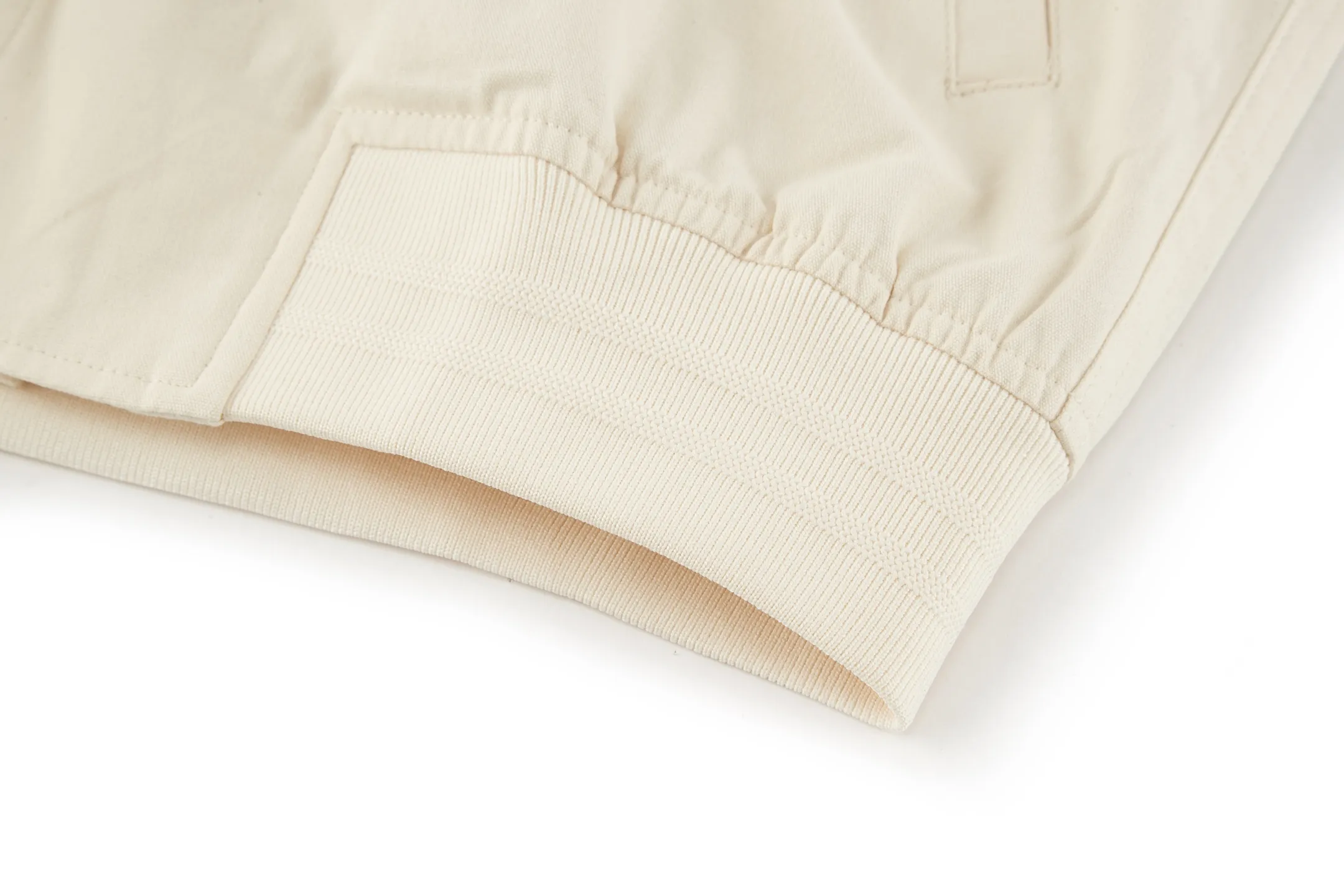 🅿️520 CD 1947 Badge Embroidered Baseball Jacket (off-white). The original version was purchased for 25,000 and developed. It is custom-woven cotton woven fabric with a slightly melting jacquard pattern. It is different from the texture of ordinary workwear on the market. The fabric feels very good. The main body of the back embroidery uses fixed-dye matte embroidery thread on the board and needle embroidery technology. Based on the overall size of the original image as the standard, the embroidery is accurately positioned with laser, and the edge is processed using a special overlocking method. The main lines of the pattern are outlined with needle embroidery and tatami embroidery can be used to fill in the background or details of the pattern. The pattern is embroidered with Tajima machine thousands of needles. The fine stitching method is dense and ultra-high density without revealing white. The pattern is clear and has a strong sense of lines and three-dimensionality. The added three-dimensional design enriches the spatial level of the overall picture. The hardware and accessories of the whole garment are all customized according to the original molding, with two-way zipper opening and closing, and a zipper puller engraved with the DR logo. Size:46-48-50-52